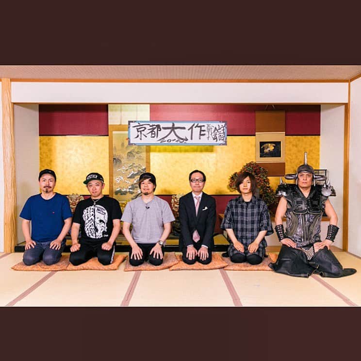 こーいちのインスタグラム：「問題です。 この中に1人だけ鎧のアーティストがいます。 分かるかな？  #明日のモンスターロック内にて #京都大作戦会議2019 #ヤバTこやま #冠さん #見てね」