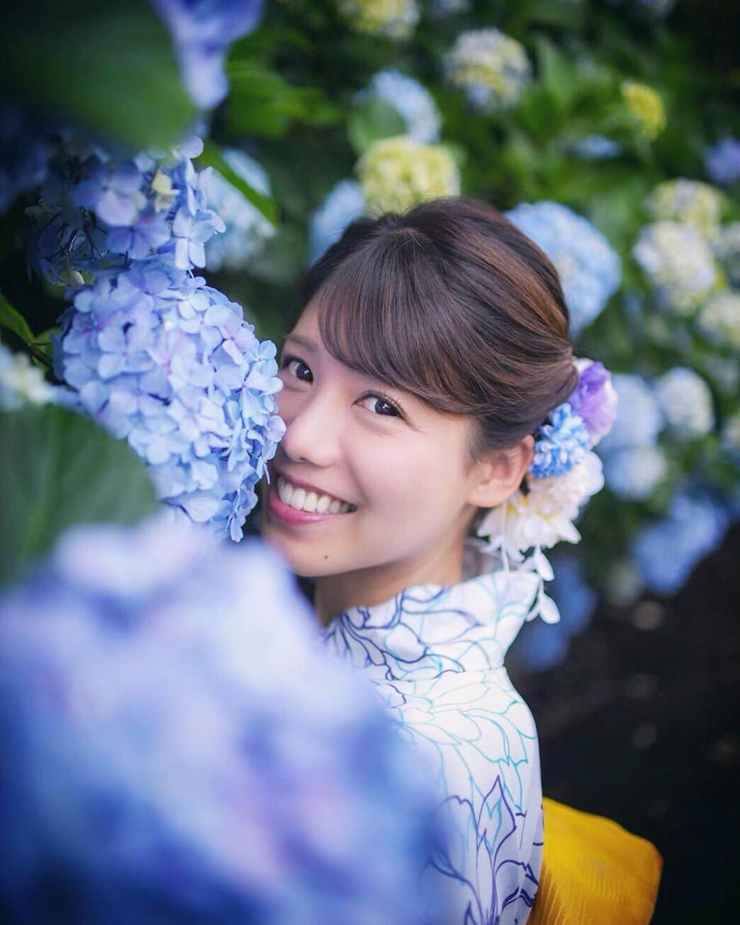 丸山裕理さんのインスタグラム写真 - (丸山裕理Instagram)「. 浴衣とあじさい . It's currently hydrangea season in Japan.  A Hydrangea is a symbol of the rainy season and called "Ajisai" (#あじさい ) in Japanese. How are you my friends. Wish you always fine. .」6月24日 21時56分 - yuri_maruyama1213