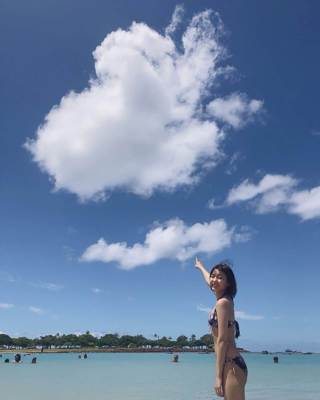 桜子さんのインスタグラム写真 - (桜子Instagram)「飼い主、初の海外 楽しそう🕺 おっきなハートの雲をみつけたんだって🙃 おいらはおばぁちゃんちで のんびりしてるよ☁️ 暑いところ嫌いだからねぇ。  #ハワイ #アラモアナ #hawaii  #alamoana #beach #summer  #bikini」6月24日 20時28分 - ishibashi__88