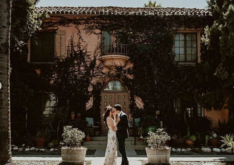 ジェニーパッカムさんのインスタグラム写真 - (ジェニーパッカムInstagram)「Congratulations to our beautiful #jennypackhambride of the week @emilyisliving. Emily wore the starburst sequin and crystal embellished Jolene gown for her wedding to Jack in Los Angeles. Photography by @ginaryanphoto. #thewhitecarpet #jennypackham #jolene」6月24日 20時28分 - jennypackham