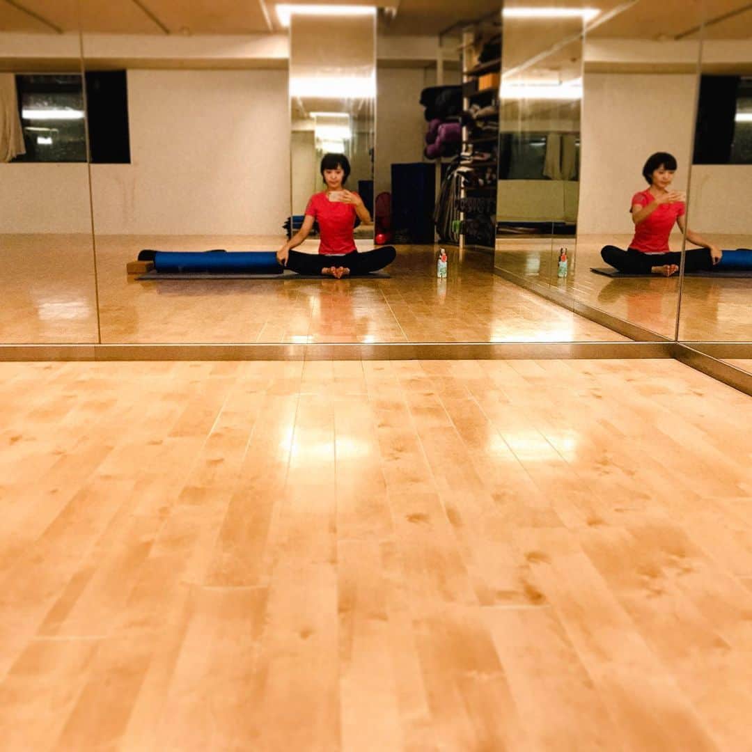 新田朝子さんのインスタグラム写真 - (新田朝子Instagram)「教室独り占め。 . #今日は #ピラティス #じゃなくて #ヨガ #yoga #workout #relaxing #mindfulness #🧘‍♂️ #🔰」6月24日 20時28分 - asako.nitta