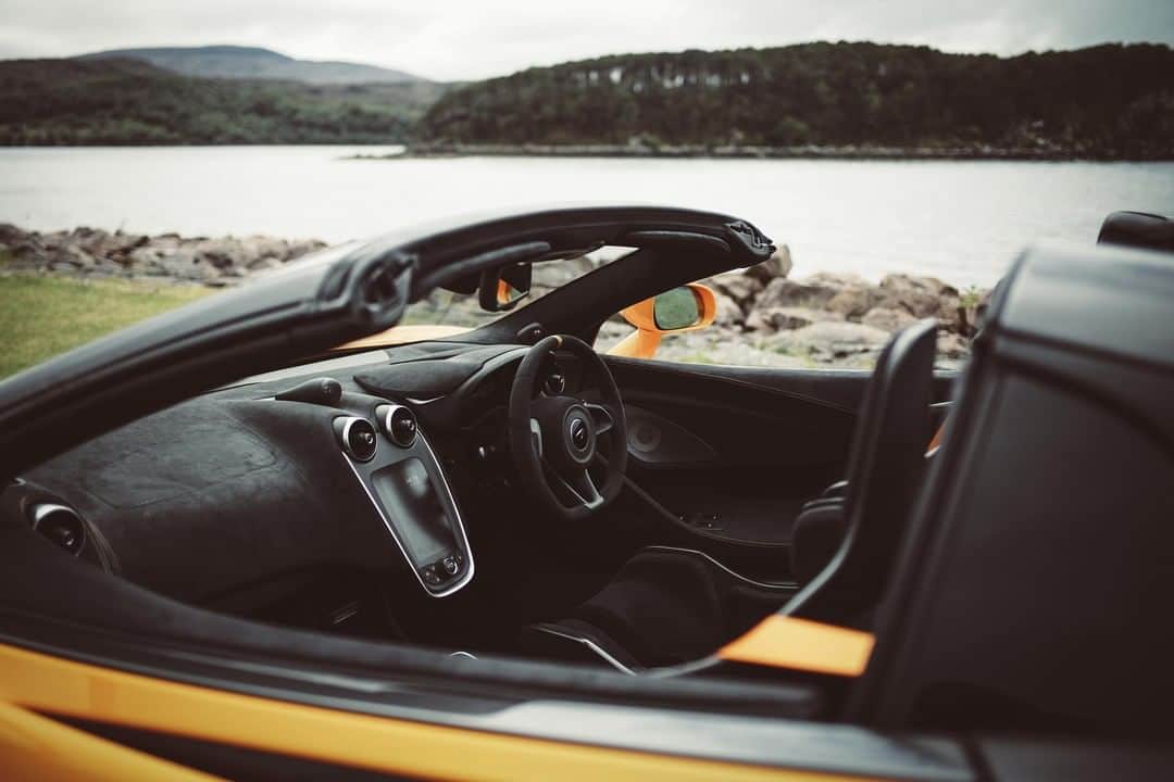 McLaren Automotiveさんのインスタグラム写真 - (McLaren AutomotiveInstagram)「What defines the way an LT drives? It's about absolute focus. To be faster. Lighter. Nimbler. To provide undiluted feedback and encourage you to push. The #600LTSpider amplifies your sensations even more, with an open-top driving experience that is second to none.  Pics from @leicauk M10-D」6月24日 20時29分 - mclarenauto