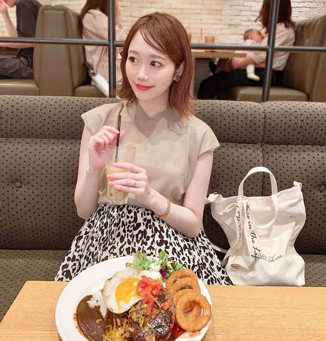 佐藤瀬奈さんのインスタグラム写真 - (佐藤瀬奈Instagram)「ボリュームたっぷりのロコモコ丼〜🤤❤️ (なんか最近食べ物ばっかり載せてる気がする笑) 肉汁たっぷりで美味しかったなぁ💕⠀ ⠀ トップスは色違いでゲットした @titivatejp のフレンチスリーブニット♡⠀ 着まわし抜群のアイテムです🥰⠀ ・ ・ ・ #せぷコーデ#コーデ#titivate#ティティベイト#titivatestyle #ベーシックフレンチスリーブライトニット#プチプラコーデ」6月24日 20時31分 - senapuu