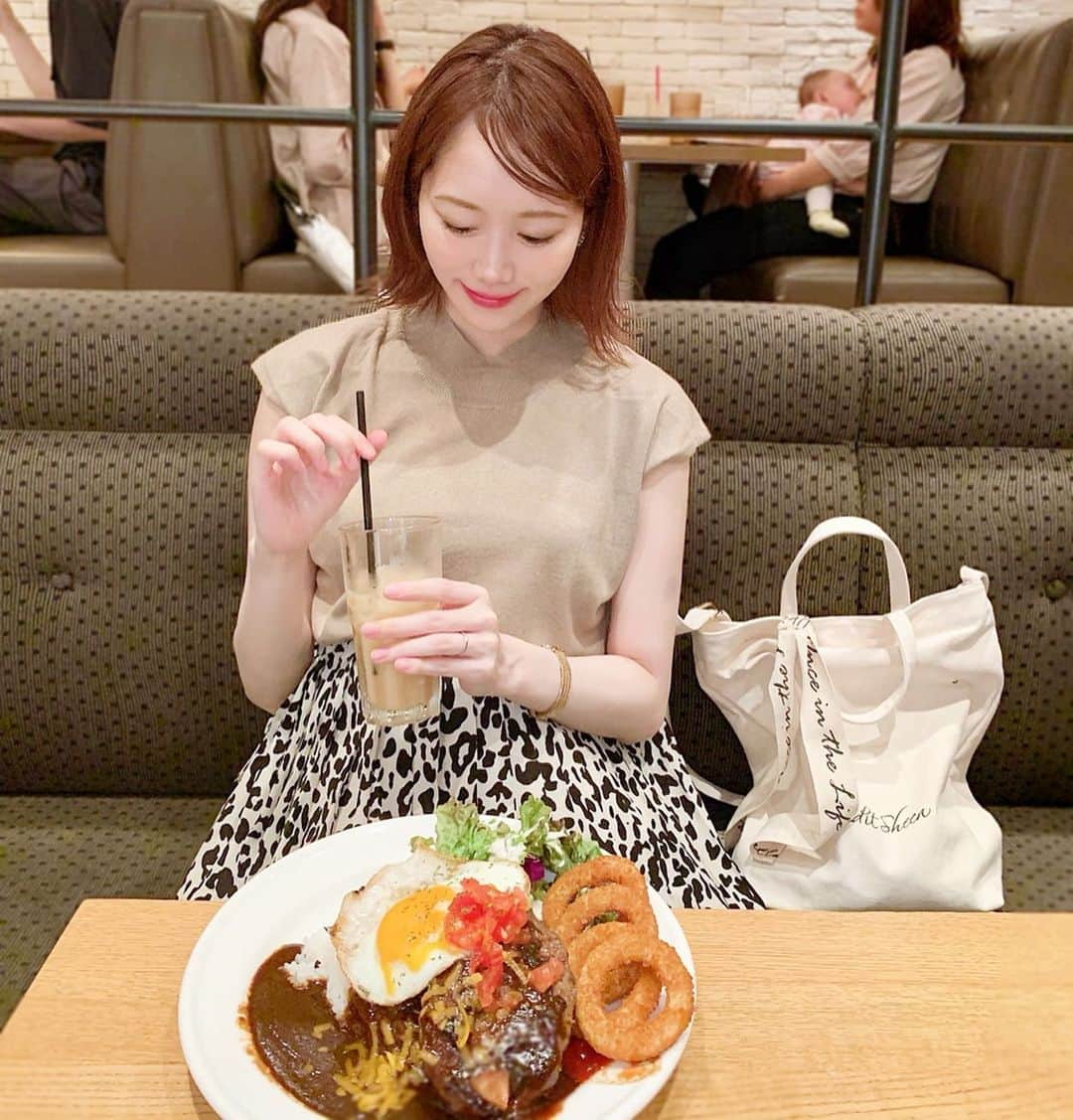 佐藤瀬奈さんのインスタグラム写真 - (佐藤瀬奈Instagram)「ボリュームたっぷりのロコモコ丼〜🤤❤️ (なんか最近食べ物ばっかり載せてる気がする笑) 肉汁たっぷりで美味しかったなぁ💕⠀ ⠀ トップスは色違いでゲットした @titivatejp のフレンチスリーブニット♡⠀ 着まわし抜群のアイテムです🥰⠀ ・ ・ ・ #せぷコーデ#コーデ#titivate#ティティベイト#titivatestyle #ベーシックフレンチスリーブライトニット#プチプラコーデ」6月24日 20時31分 - senapuu