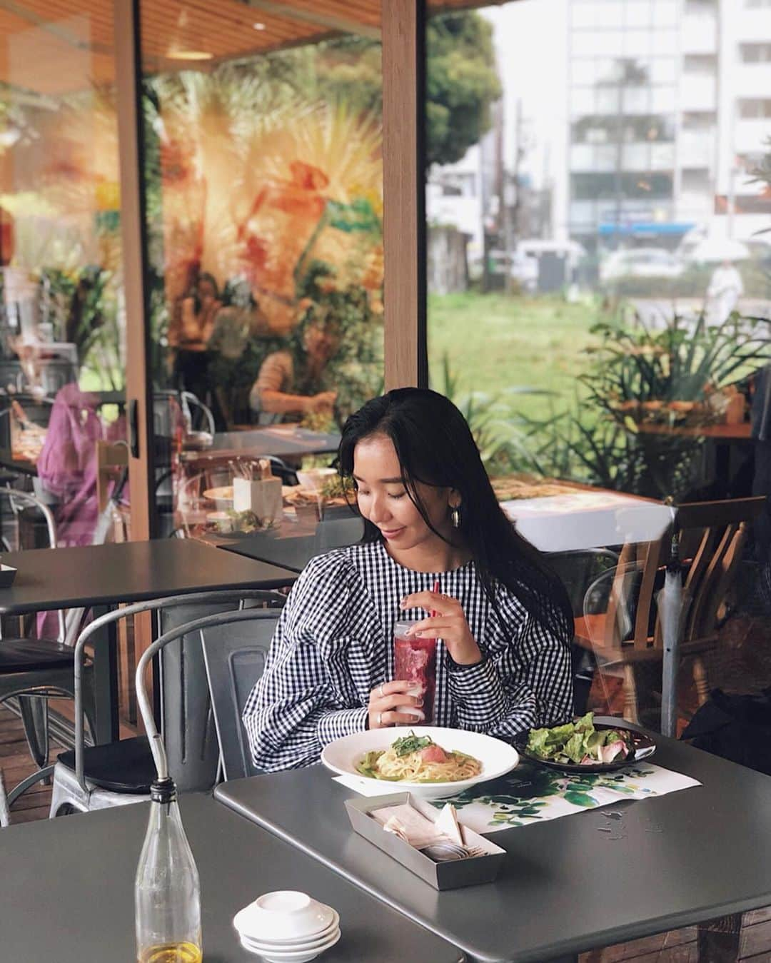 鈴木詩織さんのインスタグラム写真 - (鈴木詩織Instagram)「Lunch@ロイヤルガーデンカフェ青山😋 . @dianebonheur と期間限定で コラボしていて店内がとってもかわいくなってました💜 . コラボカフェメニューのたらこパスタとスムージーを頂いたよん！ 濃厚でとっても美味しかった🙋🏾‍♀️ . ダイアンボヌールのヘアケアアイテムは香りが豊かでだいすきなブランド💕 店内にアイテムも飾られていて素敵でした！ . 6月22日(土)～7月6日(土)まで開催してるよーん🥳 . . . . . #ダイアンボヌール#ボヌールカフェ#ヘアケア#ロイヤルガーデンカフェ#ポップアップイベント#dianebonheur#organicmeetssexy#PR」6月24日 20時31分 - shiorin0802suzuki