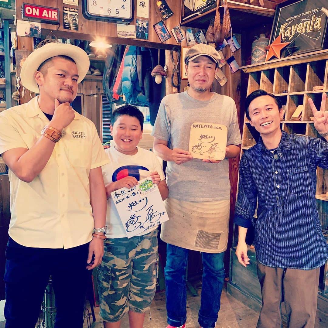 竹内まなぶのインスタグラム：「1️⃣今日はチャリ旅ロケ🚴‍♂️🚴‍♂️ 小山の#kayenta さんのこだわりの革製品がたまらなくて、バングルを２つ買いました💸 2️⃣昨日は後輩の#あがすけ とイベント終わりに#wackomaria へ！たくみくんと2人であがすけをwackomariaに染めました💸 3️⃣一昨日は地元の友達リスキーとバス釣りへ🎣！釣具は全部#abugarcia 💸 #今日の服のテーマは #コパアメリカ⚽️ #明日はエクアドル戦🇪🇨 #DAZN #💸」