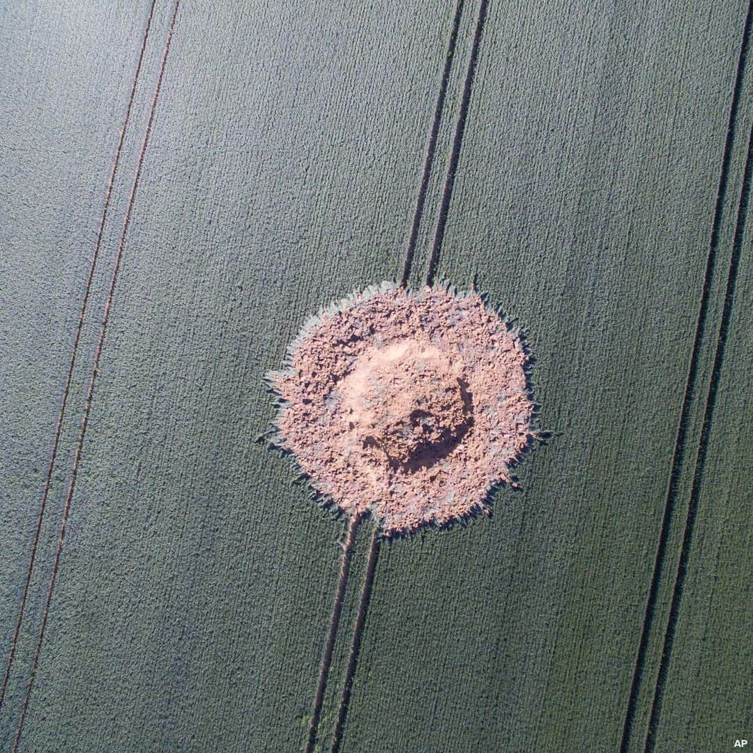 ABC Newsさんのインスタグラム写真 - (ABC NewsInstagram)「A crater 33 feet wide and 13 feet deep has appeared in a field in central Germany, apparently caused by a World War II bomb exploding in the middle of the night. #wwii #germany」6月24日 20時33分 - abcnews