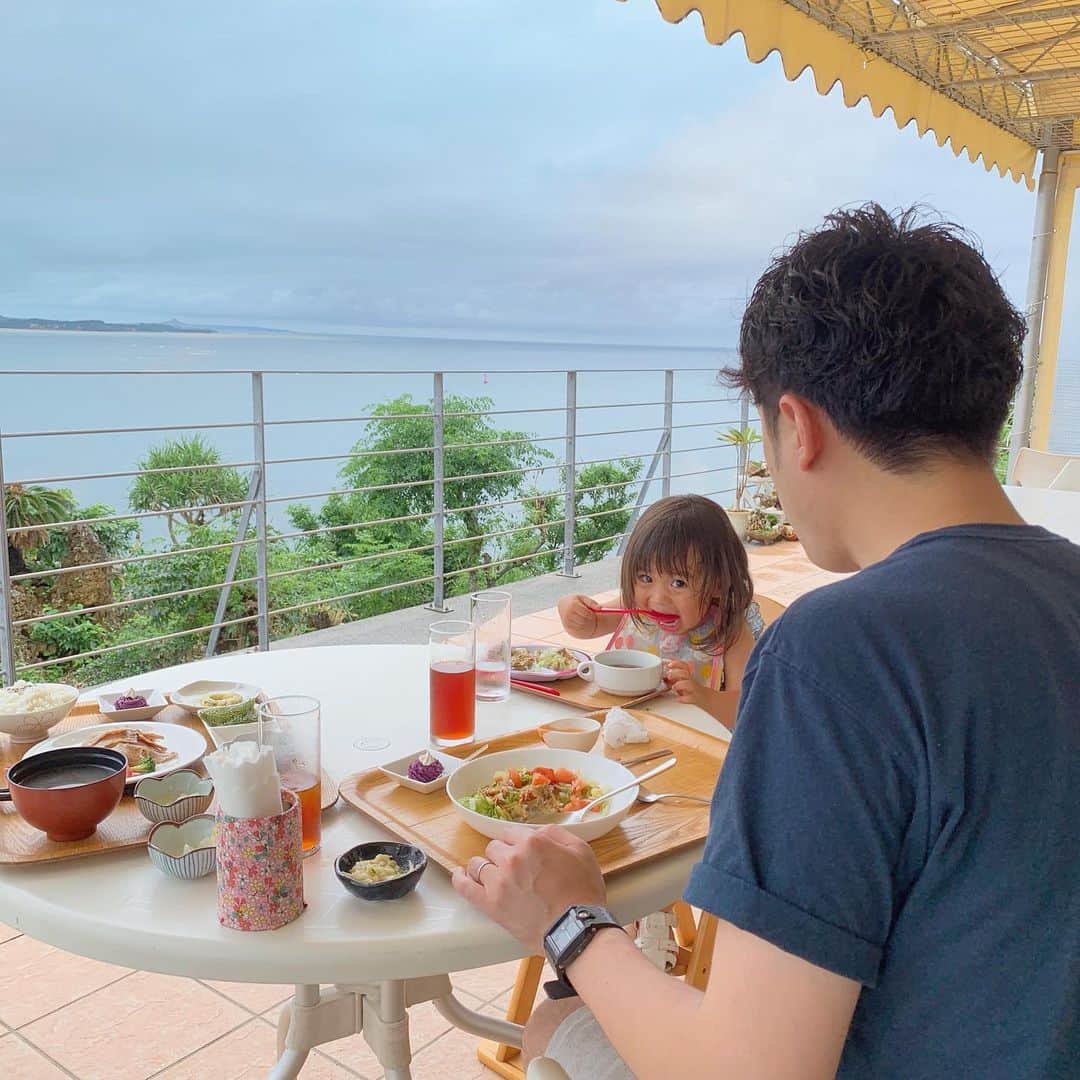 千葉優子さんのインスタグラム写真 - (千葉優子Instagram)「. . 沖縄2日目🌺 大雨の予報だったけど午後から雨あがった🤗 . . ランチはガイドブックで見て行きたかった 古宇利島のt&cとうらく🍽 昨日今日洋食だったから和食が染みた。笑 小鉢たっぷり&フリードリンクお得🥺 優しい味付けで子供も食べやすそうだった♡ 本当に本当に美味しかったよ〜！また行きたい！！ . . 美ら海水族館の後で少し遅くなったから 空いてて丁度良かったかも♡ 娘の顔に思わず笑ってしまった笑 . . 古宇利島ビーチにも行けたし ホテル帰ってからゆっくりして 夕日も見れて良き1日でした🌺 . . #沖縄#沖縄旅行#家族旅行#okinawa#旅行#travel#trip#ママリ#コドモノ#mamagirl#kodomoe#mama2019#instagramer#ママモデル#instalove#instagramer#mamablogger#instafashion#アラサーママ#dailylook#ママファッション#親バカ部#ママリ親バカ部#mamari#古宇利島#古宇利島カフェ#沖縄カフェ#沖縄グルメ#コドモダカラ#子連れランチ#子連れランチ沖縄」6月24日 20時33分 - yuko_chiba1018
