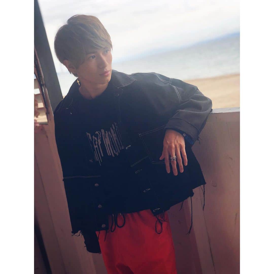 岡田鷹斗のインスタグラム：「NEVAGIVEUP 岡田鷹斗 衣装写真 ・ ・ ・ coordinate→ @miyake_atsuya  #NEVAGIVEUP #OTODAMA #音霊 #海 #岡田鷹斗 #イケメン」