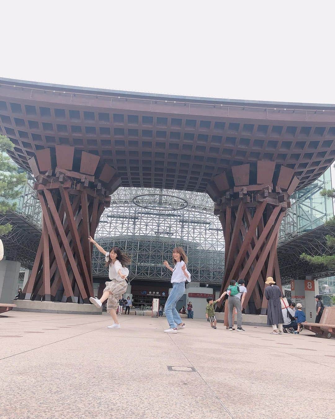 林弓束さんのインスタグラム写真 - (林弓束Instagram)「#ちゃんゆづ旅行記 金沢ついてまず、駅前で写真撮ったー！たくさんの人たちいたけど、セルフィーで撮ったふいうちの写真はお気に入り。笑 そのまままずは #近江町市場 に行って、海鮮😍😍😍 生うにめちゃくちゃおいしかったー！！✨✨ . . #金沢旅行 #石川旅行 #女子旅 #女子旅行 #女ふたり旅 #近江町市場食べ歩き #近江町市場海鮮丼 #近江町市場🐟 #金沢駅 #金沢駅前」6月24日 20時38分 - hayashiyuzuka
