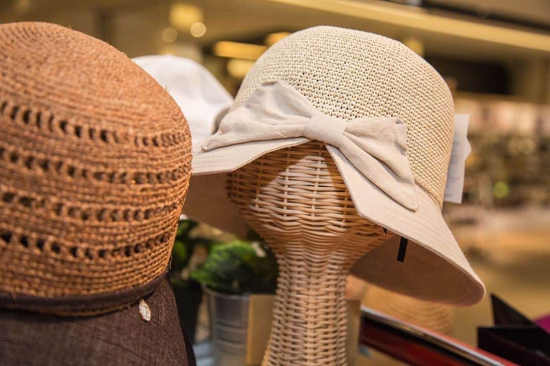 narafamily | ならファミリーさんのインスタグラム写真 - (narafamily | ならファミリーInstagram)「帽子屋Flava(4F)ならファミリー店 . 毎年人気の麦わら帽子♪ 定番のデザインはカラーバリエーションが豊富です！ 今年人気のデザインはつばの部分が布になっている商品は、つばが布になっていることで、紫外線を一切通さず、トップは麦わらで通気性が良く、涼しくしっかり日よけができます！ . #ならファミリー #奈良ファミリー #narafamily #narafa #ならファ #fashion #wear #goods #instafashion　#夏 #麦わら帽子 #夏ファッション #おしゃれアイテム #帽子屋Flava」6月24日 20時40分 - narafa.jp