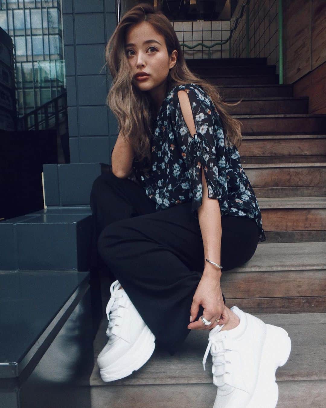 のインスタグラム：「■SLIT SHOULDER COMBI TOP ■HIGH BULKY SNEAKERS 🌿 @emoda_official  @emoda_snap  #mystyleemoda #emoda」