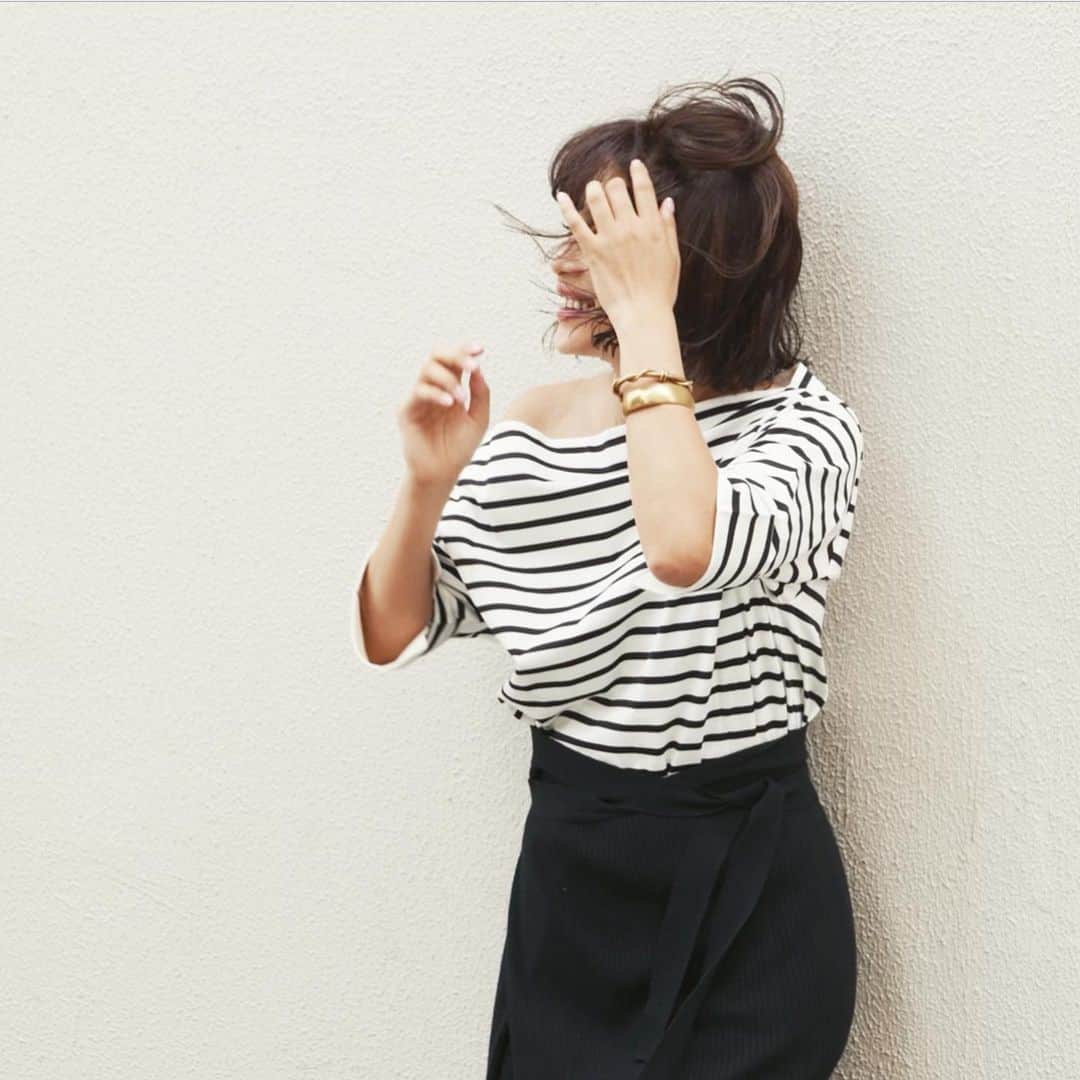 JUNNAさんのインスタグラム写真 - (JUNNAInstagram)「夕方一瞬だけ顔を出した🌞  tops/ #ボートネックボーダールーズTEE  6/27 発売 bottom/ #ラップスカートレイヤードレギンス 近日発売 sandal/ #CÉLINE bangle/ SOKO KAMBA CUFF @etretokyo bangle/ SOKO BAHARI STATEMENT CUFF ・ ・ @etretokyo  @etretokyo_store #junna👠 #156cm #2019ETREss」6月24日 20時43分 - junna