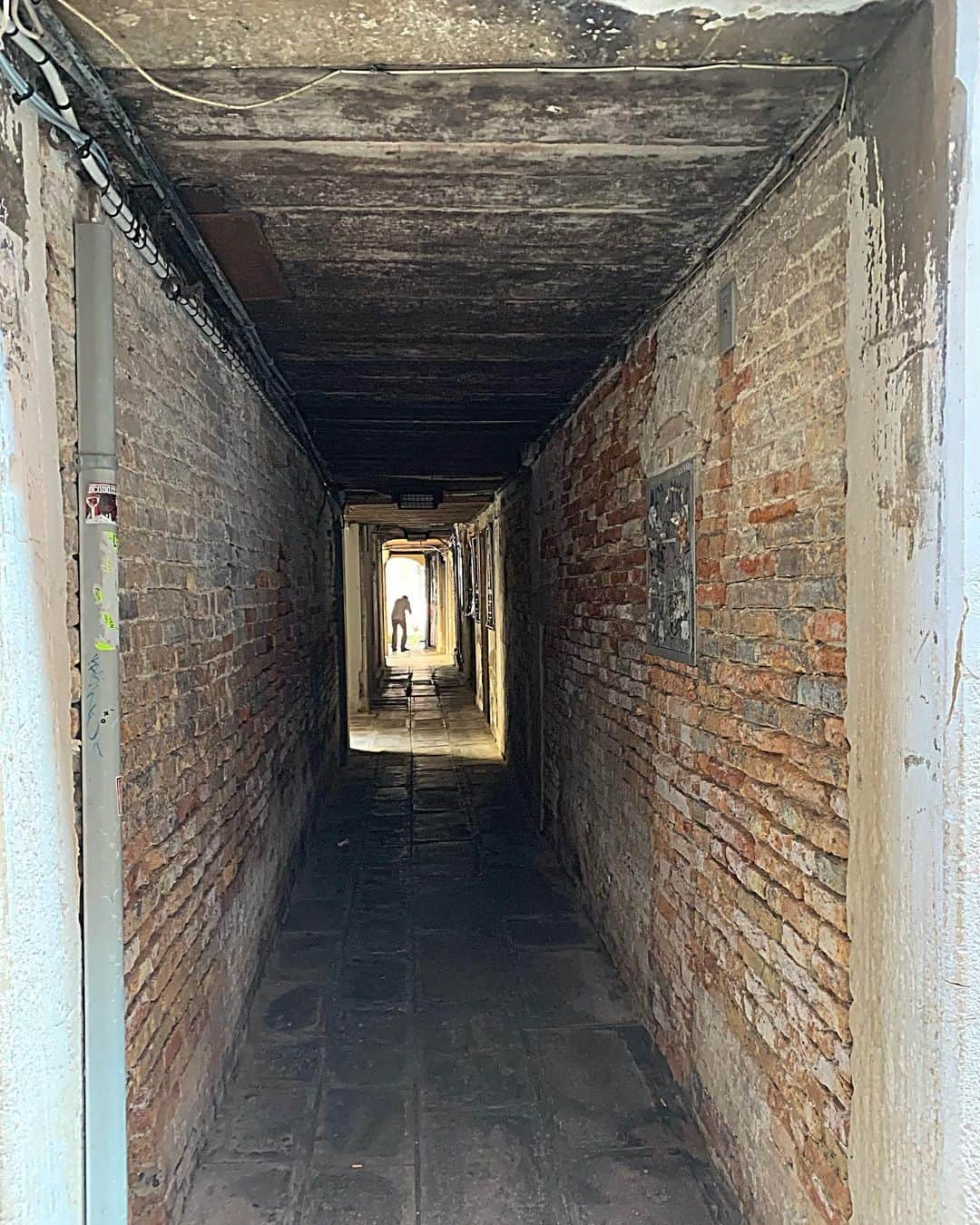 デブラ・メッシングさんのインスタグラム写真 - (デブラ・メッシングInstagram)「A slice of Venice. Water fountains in the square, dark alleyways, Murano class, bridges and magic. #venice #venizia」6月24日 20時53分 - therealdebramessing