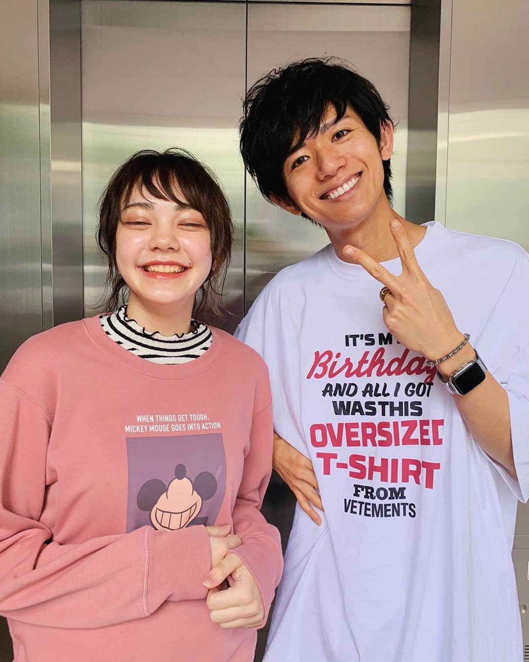 片山良平のインスタグラム：「今朝はアリミノの広告撮影✂️ 蛍ちゃんありがとう😊 #裏ピース  #流行ってるよ #え！ #🙄🙄🙄」