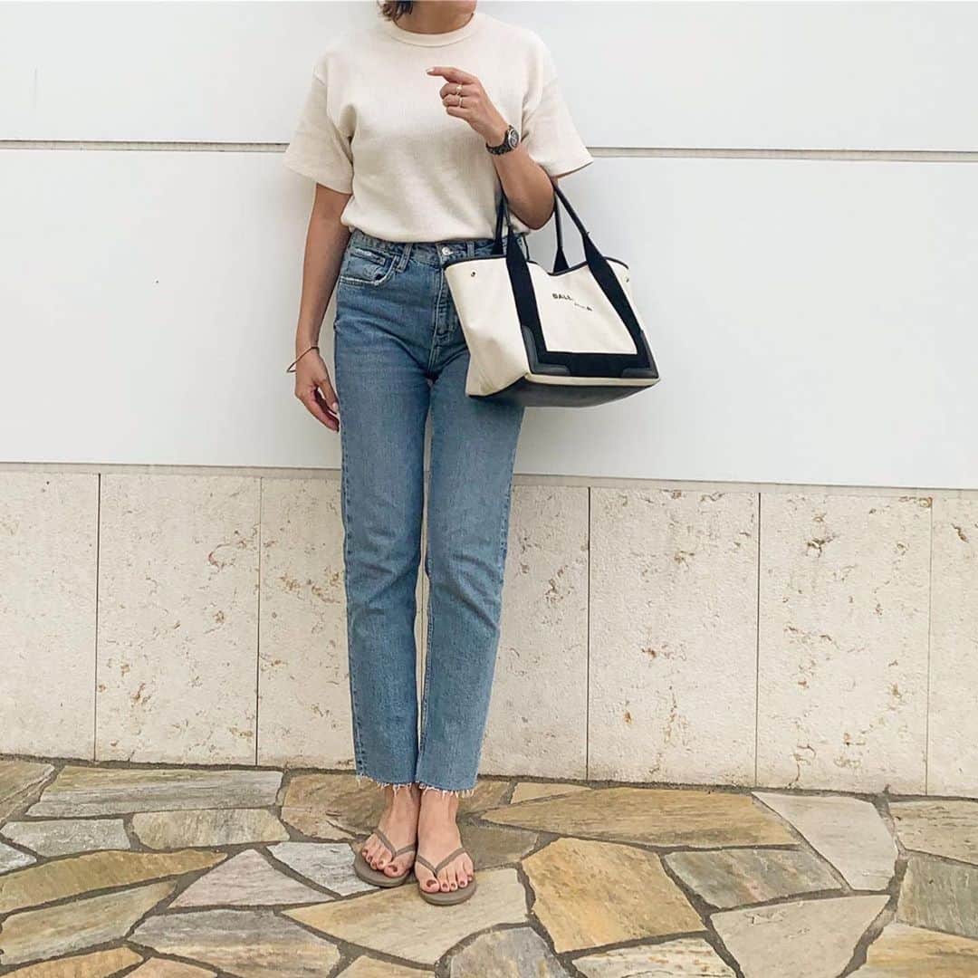 GU(ジーユー) さんのインスタグラム写真 - (GU(ジーユー) Instagram)「990TコーデをPick up！﻿ 着まわし力抜群の定番ワッフルTシャツ✨シンプルながら絶妙なユルッと感が綺麗を確立🙌爽やか美人で素敵ですね👏ワッフル素材が肌馴染み良く気持ちイイからヘビロテ間違いなし👍デニム合わせにスッキリ馴染むTシャツ😘是非、チェックしてみてくださいね💁‍♀️💕﻿ ————————————﻿ ☑︎ワッフルT(半袖)﻿ ¥990＋tax（通常価格）﻿ 品番:314066﻿ ————————————﻿ Pick Up Post﻿ @reeechan419 さん、ステキな投稿ありがとうございます😊﻿ #GU #GUstyle #YOURFREEDOM #gu_for_all #GUKorea #GUHK #GUTAIWAN #ジーユー #ジーユーコーデ #GUコーデ #GU新作 #ワッフルT #大人カジュアル #カジュアル #大人女子 #着回しコーデ #シンプルコーデ #夏コーデ #デイリーコーデ #大人コーデ #お出かけコーデ #Tシャツ #990T #ジユジョ #Tシャツコーデ」6月24日 20時46分 - gu_for_all_