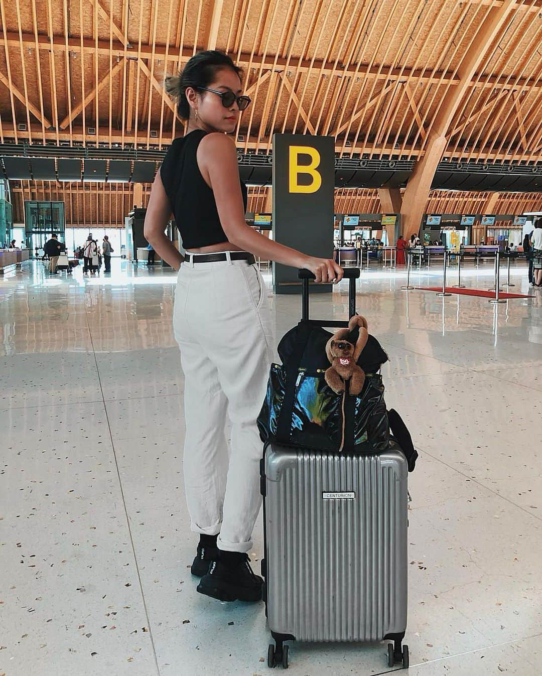 のインスタグラム：「6月は旅行、名古屋行ったりと遠くへ行く事が多くて、大っきいのと中くらいのはもうあるから、コンパクトな小さいキャリーが欲しくて欲しくて @centurionjapanofficial で1番小さいシルバーキャリーをゲットしたんだっ🔥🔥 届いてびっくりしたのがとにかく軽いの！！軽くてスタイリッシュなキャリーを求めてる人！オススメよ🐷🐷 #instagood#instadaily#luggage#travelbag#trip#love#cebu#ootd」