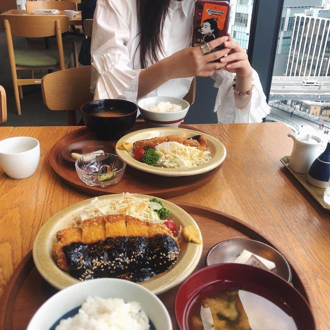 鈴木美羽さんのインスタグラム写真 - (鈴木美羽Instagram)「おそろ〜☺︎ #d47食堂 #d47 #渋谷カフェ #渋谷グルメ #味噌カツ #ラブ」6月24日 20時50分 - suzukimiu_0414