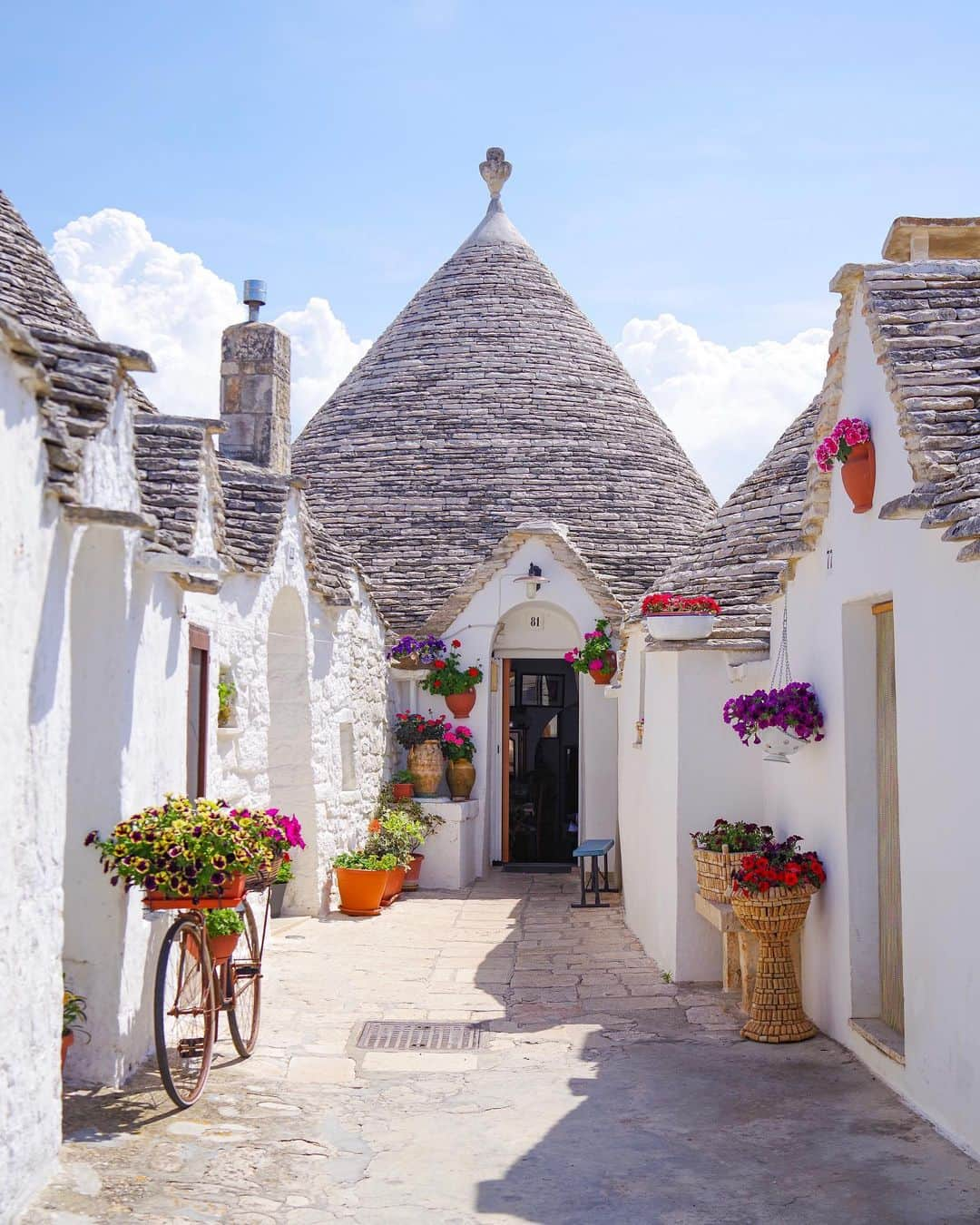 田島知華さんのインスタグラム写真 - (田島知華Instagram)「【Italy🇮🇹Alberobello】 ‪UAEの投稿が続いていたので、 少し離れて初夏のヨーロッパに。  6月の初めに訪れた南イタリア。 ずっと来てみたかった ‬プーリア州のAlberobello(アルベロベッロ)へ。  白い壁ととんがり屋根の「トゥルッリ」は 小人が住んでいそうな可愛らしい家。 ‪治安も良くご飯が美味しくて 居心地の良いこの町が気に入ってしまい、 既に再訪したい気持ちでいっぱい！  南イタリアはハネムーンで行かれる方も多いですが ひとり旅でもすごく楽しめました◎ Copyright © TAJIHARU  PENTAX K-1 MarkⅡ HD PENTAX-D FA 28-105mmF3.5-5.6ED DC WR _ #たじはるトリップ #TAJIHARU_italy #イタリア #南イタリア #プーリア州 #アルベロベッロ #ヨーロッパ #女子旅 #旅ガール #カメラ女子 #イタリア旅行 #スカイスキャナー #スカイスキャナー旅写真 #italy #southitaly #puglia #alberobello #europe #igerseurope #ig_italy #topeuropephoto #topitalyphoto #visititaly #visitalberobello #wonderful_places #beautifuldestinations #beautifulplace #earthpix #discoverglobe #discoverearth」6月24日 20時50分 - haruka_tajima