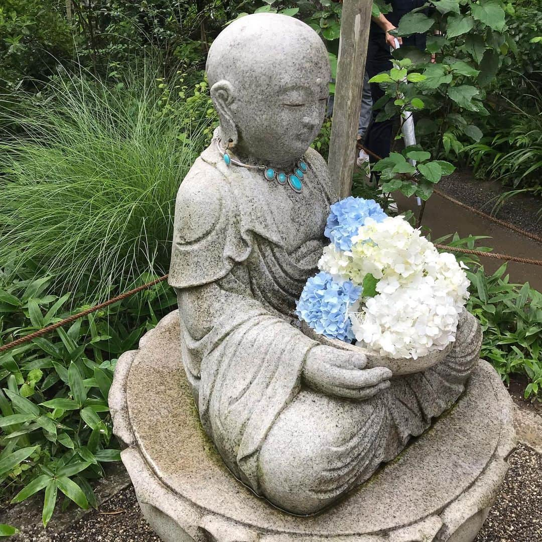 久保りささんのインスタグラム写真 - (久保りさInstagram)「#japan #kamakura #hydrangea  お地蔵さんが紫陽花仕様で、青色の前掛け？をしていて、すごい可愛かった💙  梅雨の期間中って、雨でもいかに日々の中に楽しみを見つけたり、用意して、明るい気持ちで居られるかってすごく大事だと思うんだけど、なかなか難しい。  今日私は、イギリスのブラックティーといえばのPGと美味しい牛乳でミルクティーを作って、一息幸せな気持ちになりました。  #月曜日 #がばしょ #紫陽花 #鎌倉 #明月院 #temple #shrine #rain #meigetsuin」6月24日 20時52分 - lissa_kubo