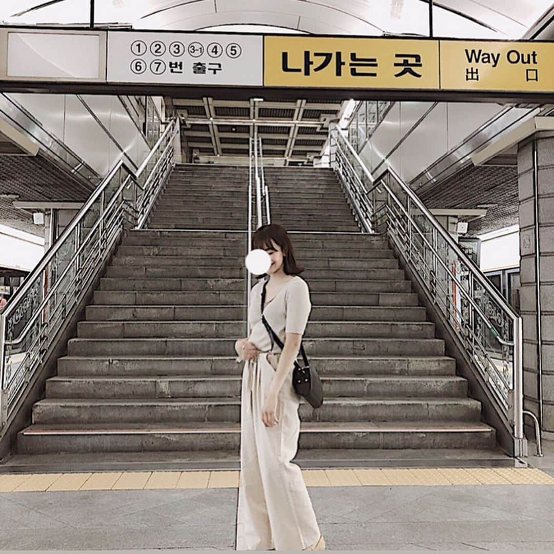 いのうえです。さんのインスタグラム写真 - (いのうえです。Instagram)「ㅤㅤㅤㅤㅤㅤㅤㅤㅤㅤㅤㅤㅤ 韓国旅行 コーディネート編 👗 ㅤㅤㅤㅤㅤㅤㅤㅤㅤㅤㅤㅤㅤ ⚫︎1枚目 ワンピース #BEAMS #ORCIVAL とにかく楽さ重視☝︎ゆるっとゆるっと ㅤㅤㅤㅤㅤㅤㅤㅤㅤㅤㅤㅤㅤ ⚫︎2枚目 腕に掛けてるパーカー #UNIQLO あまり海外に行った経験がなく 空港があんなに寒いなんて知らず 上着を持って行かなかったことに 大後悔して、飛行機乗る前に購入🤭 なににでも合うグレーを買いましたっ 空港は寒いのでみなさまもお気をつけて！ ㅤㅤㅤㅤㅤㅤㅤㅤㅤㅤㅤㅤㅤ ⚫︎3.4枚目 2日目のコーデはすべて韓国での購入品 弘大で買いました！最後の3枚がお店の外観です☺️ トップス#VIVID パンツ#OAT アクセサリー#eyesthink ここのお店 可愛くてシンプルな アクセが沢山でした♡ ㅤㅤㅤㅤㅤㅤㅤㅤㅤㅤㅤㅤㅤ ⚫︎5枚目 帰りも楽チンワンピース✈︎#unitedarrows スニーカー#NIKE ㅤㅤㅤㅤㅤㅤㅤㅤㅤㅤㅤㅤㅤ ⚫︎チマチョゴリについて ストーリーに載せた際こちらも質問を 頂いたのでお店の情報を↓ #クルミ韓服景福宮店 でお借りしました 種類も沢山あって髪の毛などのセットも 韓国風にしてくれて、親切でさらに 日本語を話せるスタッフの方がいて 安心でした🌿 ㅤㅤㅤㅤㅤㅤㅤㅤㅤㅤㅤㅤㅤ とっても長くなってしまった！ この情報が少しでも役に立ったら 嬉しいです🌷つぎはグルメ編を まとめようかな☺️ 韓国に何度も言ったことある友達の @eriko.matsumoto0725 が オススメしてくれたお店がほんとに全部 おいしくって私も皆さんにオススメしたい☺️👏🏻👏🏻 ㅤㅤㅤㅤㅤㅤㅤㅤㅤㅤㅤㅤㅤ 韓国またいきたいなぁ〜〜🇰🇷 ㅤㅤㅤㅤㅤㅤㅤㅤㅤㅤㅤㅤㅤ #韓国#旅行#韓国旅行#旅 #女子旅#女子旅コーデ#旅行コーデ」6月24日 21時01分 - i_mao__