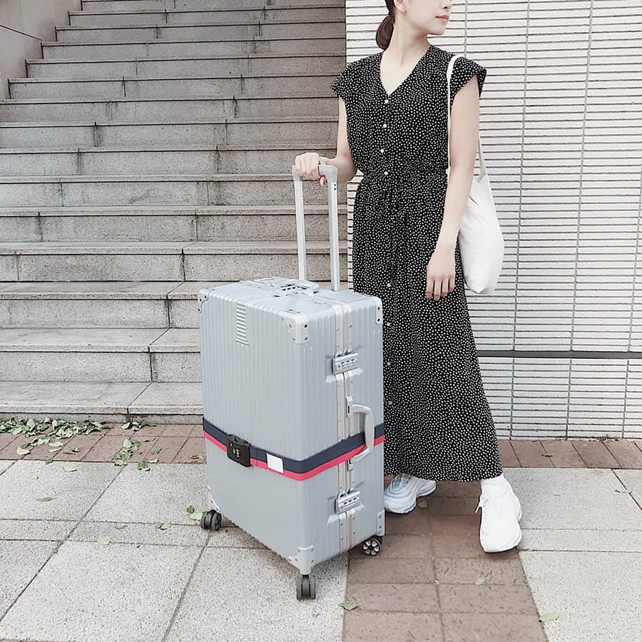 いのうえです。さんのインスタグラム写真 - (いのうえです。Instagram)「ㅤㅤㅤㅤㅤㅤㅤㅤㅤㅤㅤㅤㅤ 韓国旅行 コーディネート編 👗 ㅤㅤㅤㅤㅤㅤㅤㅤㅤㅤㅤㅤㅤ ⚫︎1枚目 ワンピース #BEAMS #ORCIVAL とにかく楽さ重視☝︎ゆるっとゆるっと ㅤㅤㅤㅤㅤㅤㅤㅤㅤㅤㅤㅤㅤ ⚫︎2枚目 腕に掛けてるパーカー #UNIQLO あまり海外に行った経験がなく 空港があんなに寒いなんて知らず 上着を持って行かなかったことに 大後悔して、飛行機乗る前に購入🤭 なににでも合うグレーを買いましたっ 空港は寒いのでみなさまもお気をつけて！ ㅤㅤㅤㅤㅤㅤㅤㅤㅤㅤㅤㅤㅤ ⚫︎3.4枚目 2日目のコーデはすべて韓国での購入品 弘大で買いました！最後の3枚がお店の外観です☺️ トップス#VIVID パンツ#OAT アクセサリー#eyesthink ここのお店 可愛くてシンプルな アクセが沢山でした♡ ㅤㅤㅤㅤㅤㅤㅤㅤㅤㅤㅤㅤㅤ ⚫︎5枚目 帰りも楽チンワンピース✈︎#unitedarrows スニーカー#NIKE ㅤㅤㅤㅤㅤㅤㅤㅤㅤㅤㅤㅤㅤ ⚫︎チマチョゴリについて ストーリーに載せた際こちらも質問を 頂いたのでお店の情報を↓ #クルミ韓服景福宮店 でお借りしました 種類も沢山あって髪の毛などのセットも 韓国風にしてくれて、親切でさらに 日本語を話せるスタッフの方がいて 安心でした🌿 ㅤㅤㅤㅤㅤㅤㅤㅤㅤㅤㅤㅤㅤ とっても長くなってしまった！ この情報が少しでも役に立ったら 嬉しいです🌷つぎはグルメ編を まとめようかな☺️ 韓国に何度も言ったことある友達の @eriko.matsumoto0725 が オススメしてくれたお店がほんとに全部 おいしくって私も皆さんにオススメしたい☺️👏🏻👏🏻 ㅤㅤㅤㅤㅤㅤㅤㅤㅤㅤㅤㅤㅤ 韓国またいきたいなぁ〜〜🇰🇷 ㅤㅤㅤㅤㅤㅤㅤㅤㅤㅤㅤㅤㅤ #韓国#旅行#韓国旅行#旅 #女子旅#女子旅コーデ#旅行コーデ」6月24日 21時01分 - i_mao__