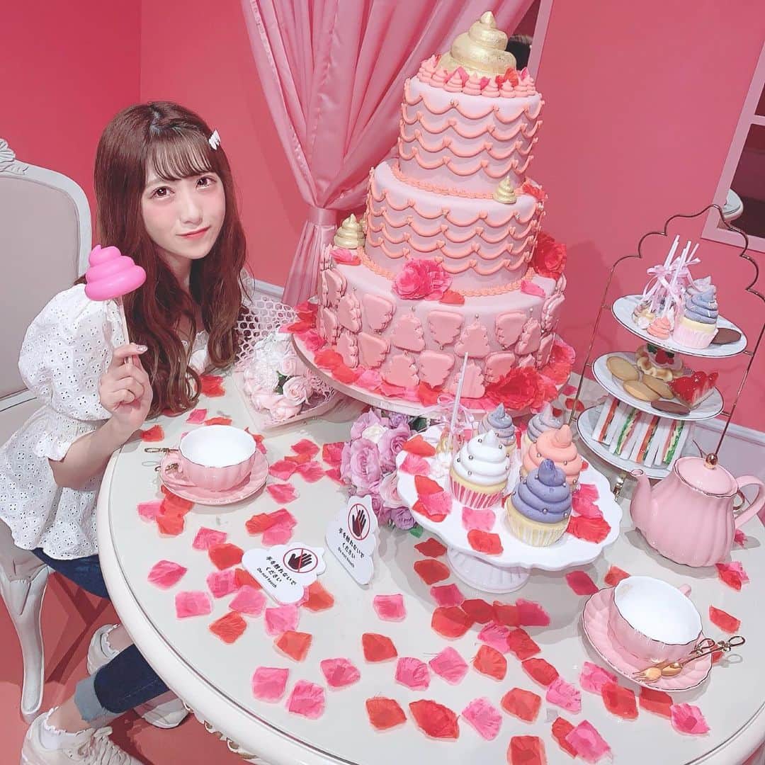 田口未彩のインスタグラム：「💗🍬💗🍬💗 . . ピンクかわいね🎀 . . #うんこミュージアム #横浜 #ミュージアム #ピンク #水色 #ウェーブ巻き #ウェーブヘア #ヘアアレンジ #シースルー前髪 #シースルー #シースルーバング #巻き髪 #ヘアアクセ #クリップアレンジ #メイク #オレンジメイク #ピンクメイク #カラコン #ディファイン #ヘアカラー #ブラウンカラー #中華街」