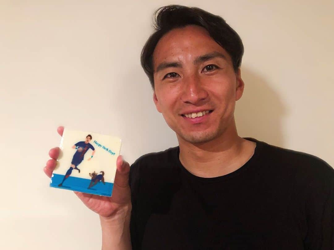 武岡優斗さんのインスタグラム写真 - (武岡優斗Instagram)「33ちゃい。  本日をもちまして… 33ちゃいへと… 歳をとりました事を報告致します。  41ちゃいの #通訳界のドン こと #通訳界の大御所 と一緒に  お祝いしてもらいました。  最近仲良くなり… よく一緒にいる…際が サプライズゲストで来てくれました笑 びっくりしたなー笑  2日続けて同じメンバー笑 仲良すぎやろ笑 どんだけ笑 lunchして晩飯手前まで… 茶をしばくという… 仲良すぎやろ笑  33ちゃいも わたくしらしく… 生きていこうと思います…  お祝いは 2020年6月23日まで 受け付けておりますので ドシドシお待ちしてます笑  たくさんのお祝いのお言葉 ありがとうございました^_^  #武岡優斗 #33ちゃい になったとさ #隣の方は #通訳界のドン #通訳界の大御所 #通訳界の◯◯◯ #41ちゃい #お互い歳をとりましたな笑 #ひたすら笑いました #笑って32ちゃい最終日を過ごし #笑って33ちゃい初日を過ごした #良き1年になるなこれ #ケーキまさかの🐶いた #しっかり🐶いた #🐶よ #現場からは以上です🙏」6月24日 20時55分 - yuto_takeoka17
