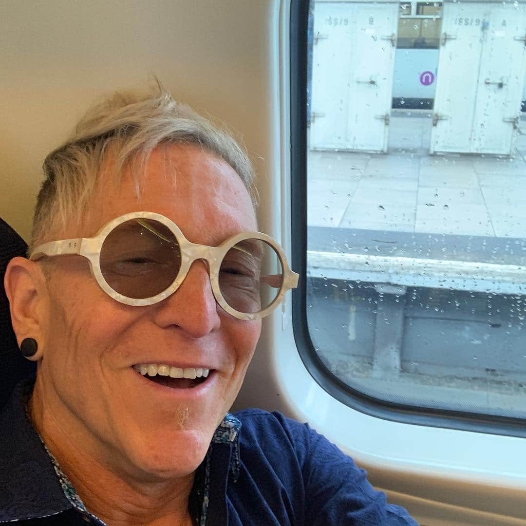 マーク・シュルマンさんのインスタグラム写真 - (マーク・シュルマンInstagram)「On the train from Manchester to London for the day. I love the UK! @markyplanet」6月24日 20時56分 - markyplanet