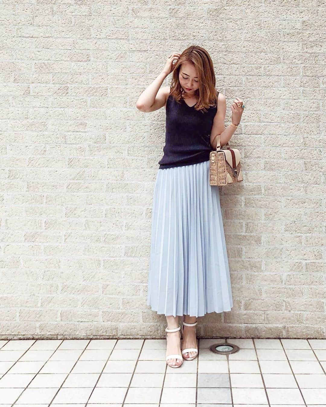 nanaさんのインスタグラム写真 - (nanaInstagram)「ㅤ ㅤ 2019.6.24 Mon #nanacoordinate 𓇼 ななコ 🐼ㅤ ㅤ ㅤ navy 𓇬 blue 𓆸*ﾟ blogに詳しく書きます✎*。 ━━━━━☞blogへはtopからﾄﾍﾞﾏｽ𓅩𓂃 ㅤㅤ ㅤ ㅤ #gu の#ワイドリブvネックセーター  ﾘﾌﾞの縦長効果でｽﾀｲﾙｱｯﾌﾟ𓆸 ﾈｯｸの開きも綺麗だし、このﾈｲﾋﾞｰ絶妙❤︎ ｺﾚ、990円とか…ﾋﾞ ﾂ ｸ ﾘ 𓀠𓀠𓀠 ㅤ ㅤ ｽｶｰﾄは @uniqlo #プリーツロングスカート 𓂅 ｺﾚ、色ﾒｯﾁｬ綺麗❤︎ ㅤ ㅤ  ㅤ ㅤ ㅤ #gu_for_all #GUstyle #gupr #gu_for_all #990セーター #converse #outfit #fashion #ootd #coordinate #大人カジュアル  #locari mery  #beaustagrammer  #シンプルコーデ #プチプラコーデ  #mineby3mootd #instafashion #fashionblogger #fashionista #데일리록 #코디 #옷스타그램 #멋스타그램 #穿搭 #오오티디  #패션스타그램일상」6月24日 20時57分 - nanapanda517