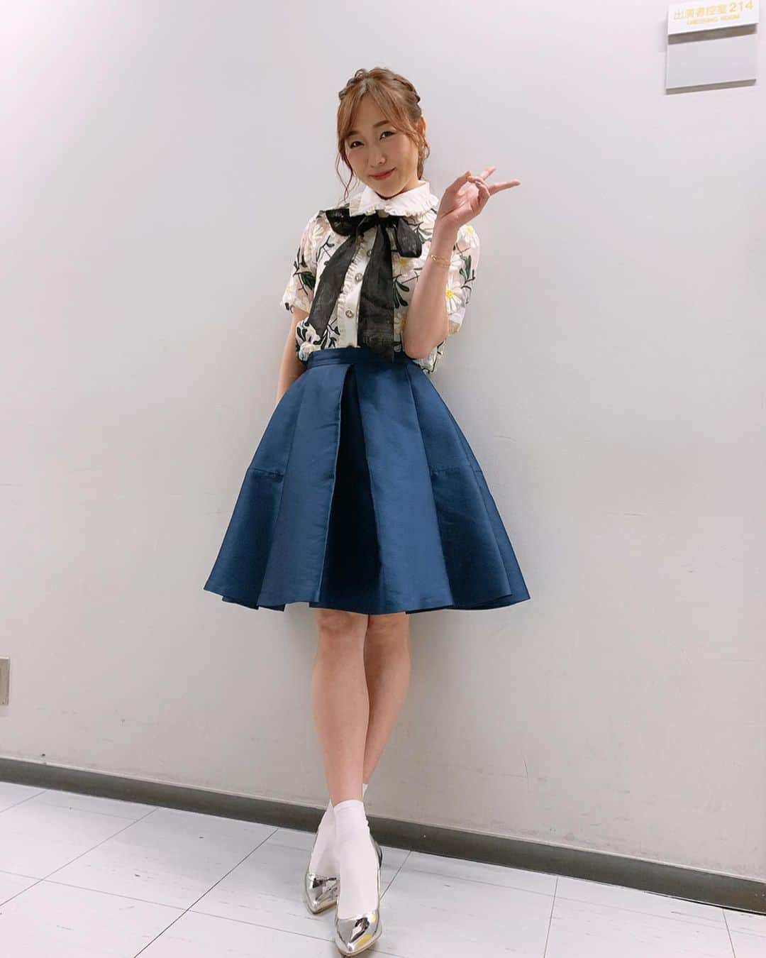 須田亜香里さんのインスタグラム写真 - (須田亜香里Instagram)「日テレ 21:00〜 深イイ話、スタジオゲスト出演させていただいています。観てね☺️ テレビでは珍しい膝上スカートです。 とっても可愛いブラウスでした💕  #深イイ話 #センター分け #ポニーテール」6月24日 20時57分 - akarisuda