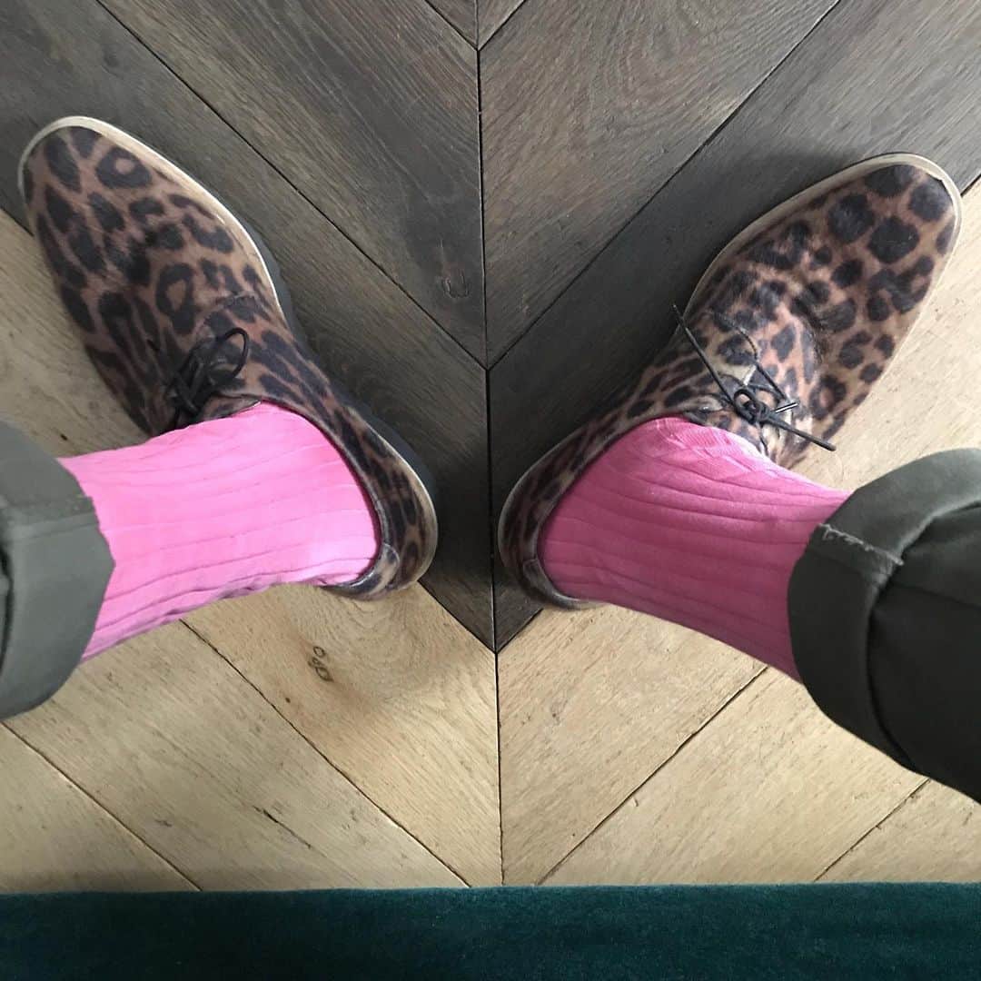 アレクシマビーユのインスタグラム：「Colorfull mood @alexismabille haute couture J-8 #hautecouture #alexismabille #pink #lepard #panther #green #woodenfloor」