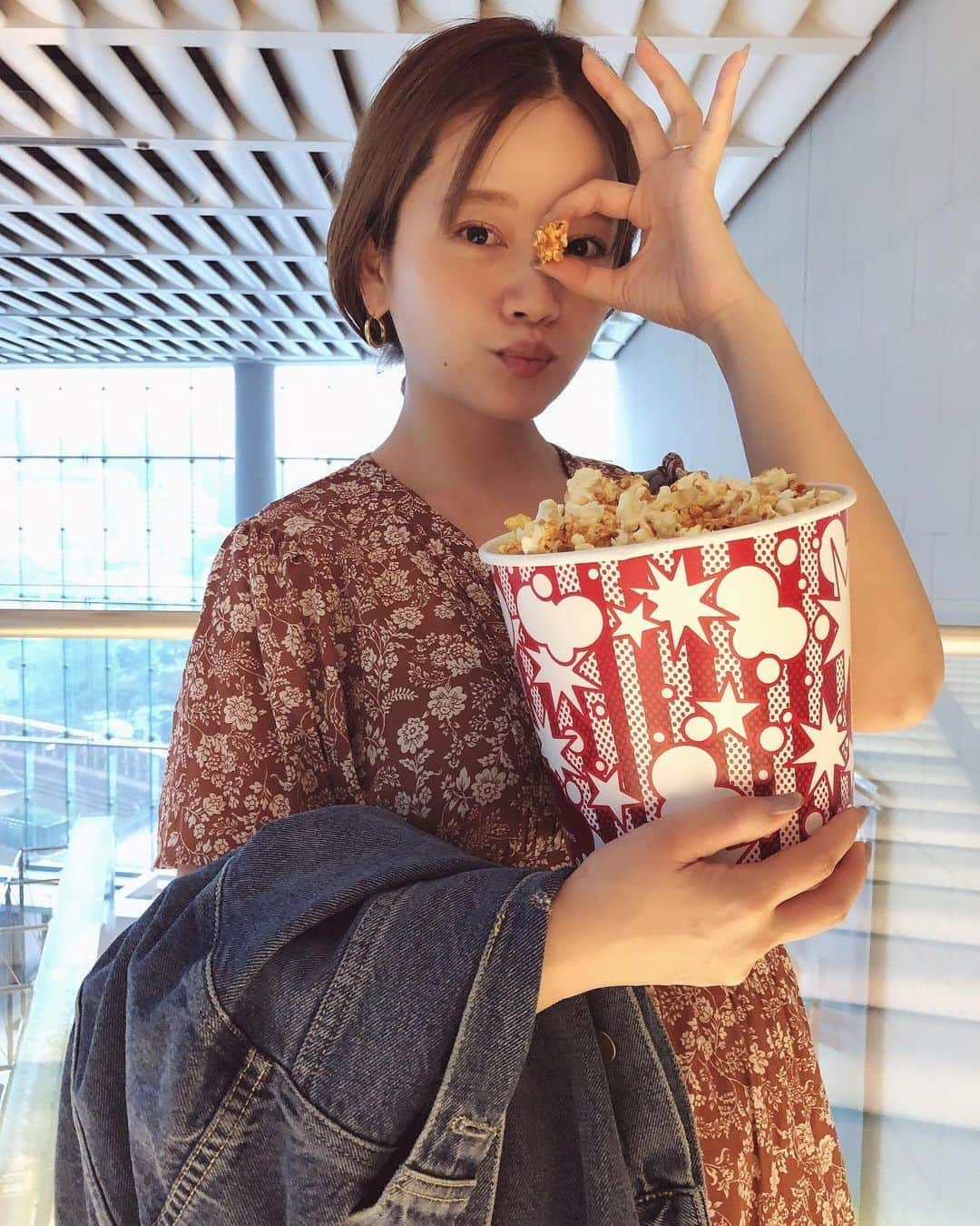 高山直子さんのインスタグラム写真 - (高山直子Instagram)「whole new worldしてきた🧞‍♂️💕 いや〜最高ーーーーー🐒！ アブー🐵がうちの次男🐶にしか見えなくて感情移入しまくり🤣 @koroponta 今日は字幕で観たから次は日本語でも見たい🤩✨！ ・ #アラジン#映画 #六本木ヒルズ」6月24日 20時58分 - nao_70koro