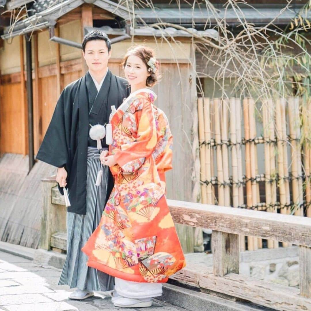 プレ花嫁の結婚式準備アプリ♡ -ウェディングニュースさんのインスタグラム写真 - (プレ花嫁の結婚式準備アプリ♡ -ウェディングニュースInstagram)「美しさにうっとり💕素敵な和装フォト9選👘✨ . . ➸➸➸➸➸➸➸💒➸➸➸➸➸➸➸ 同じ式場の卒花嫁さんの 本物の料金&見積もり&写真が見れる✨ . #ウェディングニュース式場検索 👰 . アプリ： @weddingnews_editor web版： @weddingnews_concierge ➸➸➸➸➸➸➸➸➸➸➸➸➸➸➸➸ . . こちらのお写真は #卒花嫁 @akemiai_wd さんからリグラムさせていただきました🌟ありがとうございました😊✨ . . どのフォトもakemiai_wdさんの #笑顔 と美しさにうっとりしちゃう☺️💕どれも素敵な #和装 フォト💕 . カバーは #白無垢 ✨ . 白無垢と綿帽子は日本の花嫁さんならでは✨そのシンプルな美しさは何年、何十年経っても変わらない素敵なものとして残りますよね💓 . 綿帽子の中はゆるふわ #アップスタイル でイマドキなスタイルを取り入れているのも魅力的なポイントです💕 . 他にも赤の #色打掛 の華やかなフォトもあるのでぜひスワイプ👉🏻してチェックしてみてくださいね✨♩ . . . ＼📷投稿お待ちしています／ . 花嫁はもちろん、業者さんも大歓迎✨ アナタのお写真をご紹介してもOKという方は、ぜひ #ウェディングニュース にお写真を投稿してください💕 . . ⬇︎関連アカウント⬇︎ . 💒式場検索 【 @weddingnews_concierge 】 👰マイレポ花嫁 【 @weddingnews_brides 】 . . その他、編集部からの連絡専用 @weddingnews_contact や、スタッフ個人の連絡用として @WN_xxxx（xxxは個人名）があります💕 . ………………………………………… ❤️WeddingNewsとは？ . 花嫁のリアルな”声”から生まれた 花嫁支持率No1✨スマホアプリです📱💕 . . 🌸知りたい… #結婚式準備 に役立つ記事を毎日150件配信中♩ . 🌸見たい… インスタの #ウェディング 系投稿TOP100が毎日チェックできる＊IG画像の複数ワード検索も可♩ . 🌸叶えたい… #結婚式 関連の予約サイトが大集合♩ . 🌸伝えたい… 自分の結婚式レポ『マイレポ』が簡単に作れる♩卒花嫁のレポが読める♩ . . @weddingnews_editor のURLからDLしてね✨ . . . #プレ花嫁 #結婚  #花嫁  #ウエディング  #プレ花嫁準備 #2019秋婚 #和装前撮り #前撮り #和婚 #2019冬婚 #着物 #浴衣 #ウェディングフォト #フォトウェディング #ブライダルヘア #ロケーションフォト  #weddingphotography  #プレ花嫁さんと繋がりたい #和装ヘア」6月24日 20時58分 - weddingnews_editor