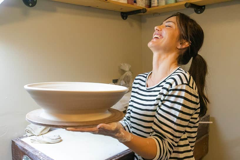 ジョアンナ・ガルシアさんのインスタグラム写真 - (ジョアンナ・ガルシアInstagram)「I don’t know why our night of making pottery feels like a metaphor for our friendship...but about ten years later I have felt so grateful to laugh, love, grow, and experience new things with YOU, @minkakelly ❤️ You fill my heart with joy. I love you so much! Happy Birthday my beautiful (inside and out) friend! ❤️」6月24日 21時11分 - jogarciaswisher