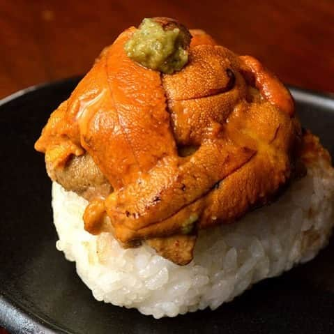 東京カレンダーさんのインスタグラム写真 - (東京カレンダーInstagram)「たっぷりのうにを豪快に焼おにぎりにのせた、こちらの一品。 炭火で炙られた焼おにぎりの香ばしさと、うにの甘さが堪らない！  #東京カレンダー #東カレ #tokyocalendar #うに #おにぎり #焼おにぎり #築地 #備長炭火焼じげ築地店 #じげ #jige #雲丹焼おにぎり」6月24日 21時05分 - tokyocalendar