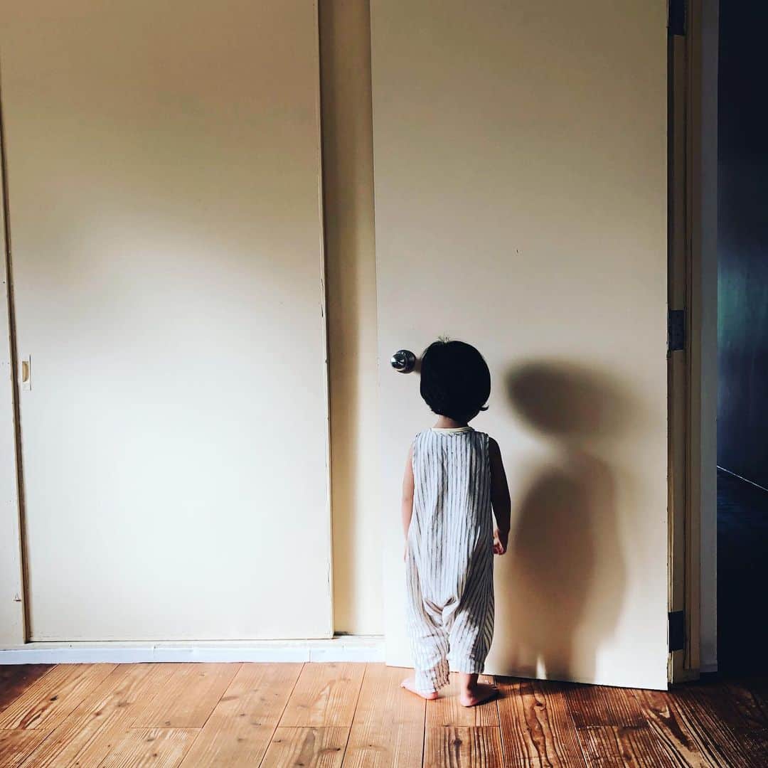 セソコマサユキのインスタグラム：「次男が拗ねています。」