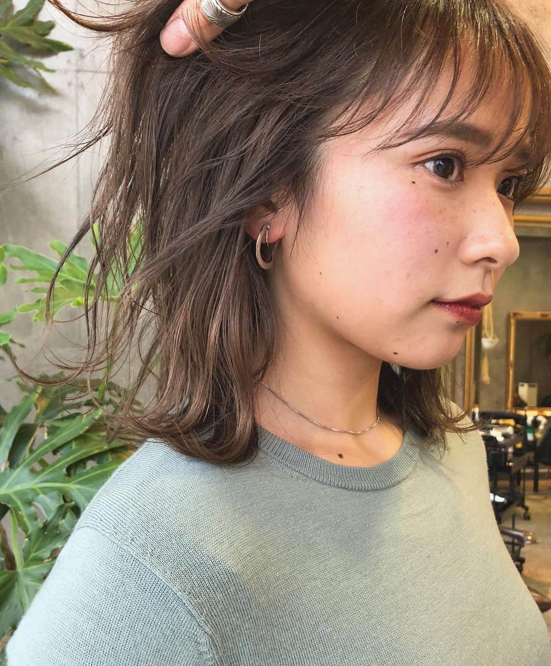 カワシリアツシのインスタグラム：「ハイライトを活かして🌿 ・ ・ ・ ・ブリーチの回数がわからない。 ・値段が気になる。 ・ダメージが心配。など なんでもご気軽にご相談ください😊 ・ ご予約やご相談はURLもしくはDM・LINEにて待ちしております🙆‍♂️ ・ ・ ・ ご予約はトップページURLをクリック😊 もしくはDMください✉️ ・ ネットで×になってても お取りできるお時間もございますので、 ご気軽にご相談ください🙆‍♂️ ・  #アディクシー #イルミナカラー  #外国人風カラー #ミニボブ #切りっぱなしボブ #ハイライト #外ハネ #グラデーション #外国人風 #ポートレート #美容室 #美容院 #美容学生 #撮影 #東京 #渋谷  #ショートヘア #グレージュ  #ブルージュ #ブリーチ #portrait #フィルムカメラ #hairstyle #ショートカット #haircolor #ハイトーン #데일리룩 #时尚 #แฟชั่น#デジキュア」