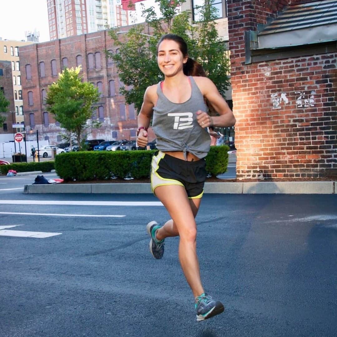 マリッサ・キャステリのインスタグラム：「All smiles for a 6am workout with November Project!  Photo cred. @track484 . . . . . #providencerhodeisland #novemberprojectpvd #runningmotivation #newengland #novemberproject」