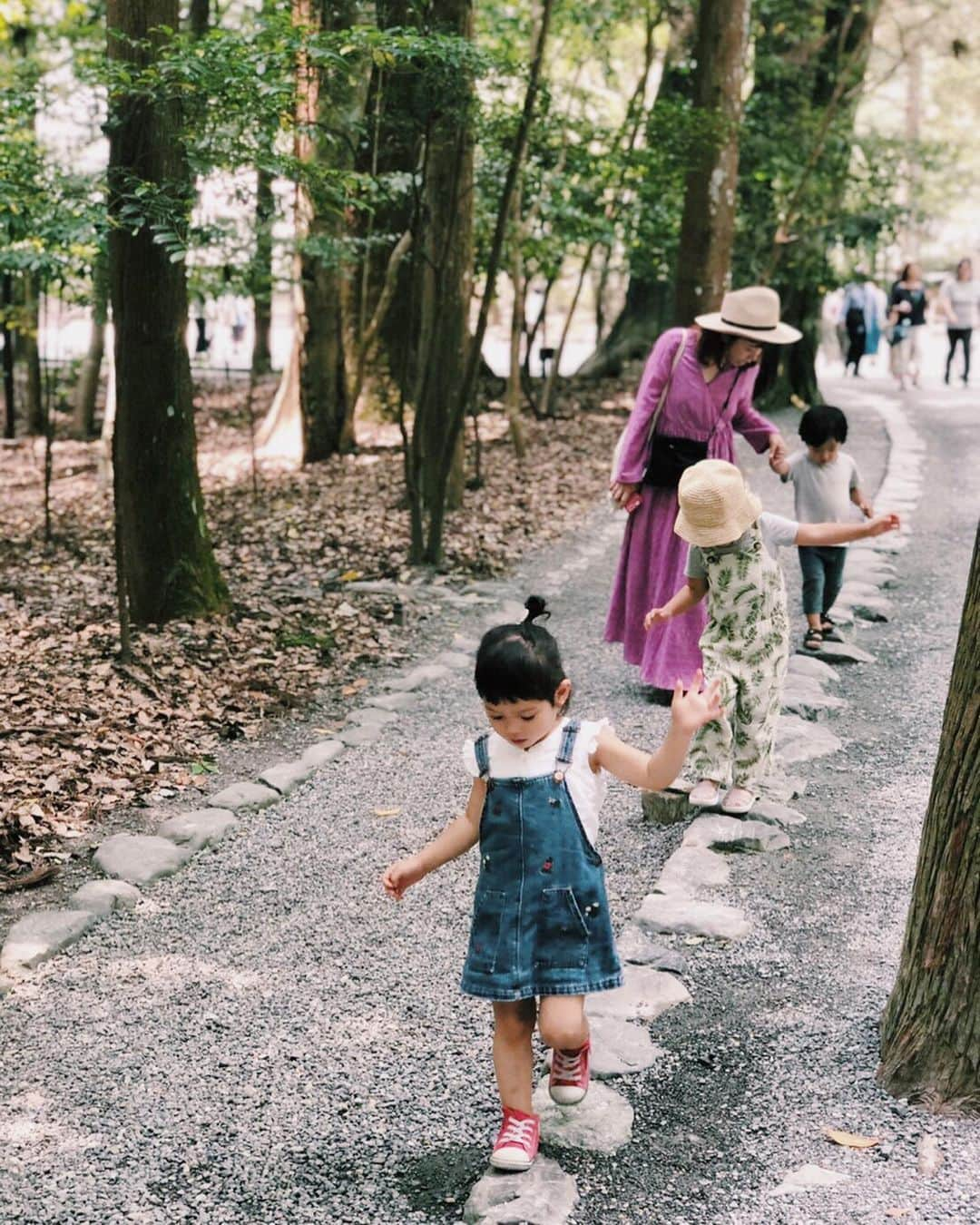 原田沙奈子さんのインスタグラム写真 - (原田沙奈子Instagram)「2日目はあさぼーが淹れてくれたコーヒーを飲んでから伊勢神宮へ。 外宮、内宮、猿田彦神社、夫婦岩とまわり最後はみんなで合宿するお宿へのコース。 暑い日だったのに凛として爽やかな空気が流れていて景色が透き通ってた。 鳥居をくぐる時にちゃんと帽子を取ってペコッて一礼して可愛いアマネ♡ 玉砂利で歩きにくいのか、3歩進んで2歩下がる…って感じですぐに抱っこ要請があったけど😑みんながいてくれたからなんとか楽しんで歩いてくれて良かったー。 （最後に知ったんだけど、かかとに靴擦れができるまで頑張ってくれてた…母さんすぐに気づいてあげられずごめんね😭） 今回、移動は貸切りバスに。 0歳〜5歳のチビたちと一緒に大荷物で一日中歩き回る自信のない私たちには最高の選択。 ドライバーのりょうへいちゃん！ ホントお世話になりました！！ 今回は3枚も集合写真あるなんて👏 後半のサボり具合ったら。笑 #伊勢神宮#伊勢神宮外宮#伊勢神宮内宮#夫婦岩#アマネの旅」6月24日 21時14分 - sanakoharada