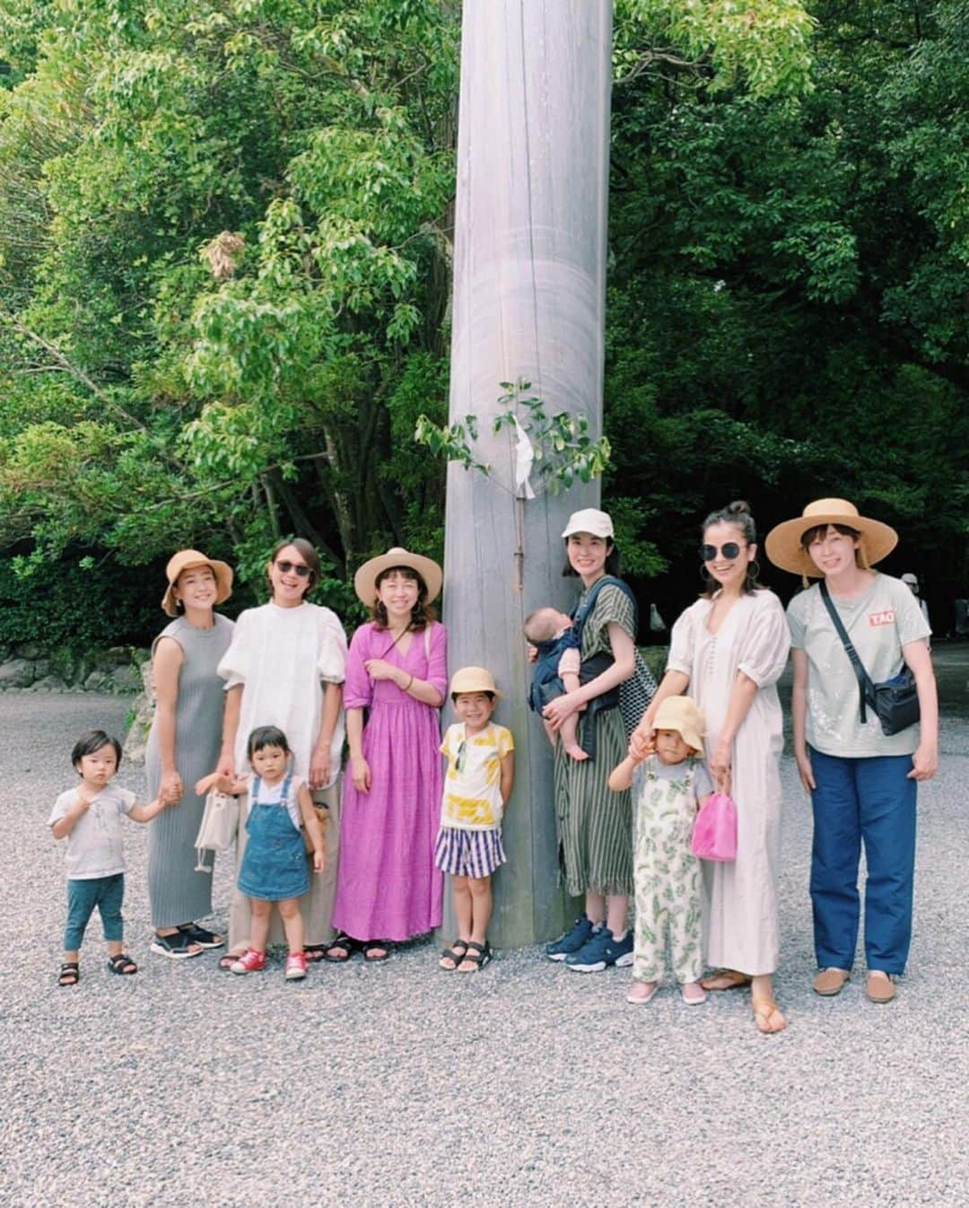 原田沙奈子さんのインスタグラム写真 - (原田沙奈子Instagram)「2日目はあさぼーが淹れてくれたコーヒーを飲んでから伊勢神宮へ。 外宮、内宮、猿田彦神社、夫婦岩とまわり最後はみんなで合宿するお宿へのコース。 暑い日だったのに凛として爽やかな空気が流れていて景色が透き通ってた。 鳥居をくぐる時にちゃんと帽子を取ってペコッて一礼して可愛いアマネ♡ 玉砂利で歩きにくいのか、3歩進んで2歩下がる…って感じですぐに抱っこ要請があったけど😑みんながいてくれたからなんとか楽しんで歩いてくれて良かったー。 （最後に知ったんだけど、かかとに靴擦れができるまで頑張ってくれてた…母さんすぐに気づいてあげられずごめんね😭） 今回、移動は貸切りバスに。 0歳〜5歳のチビたちと一緒に大荷物で一日中歩き回る自信のない私たちには最高の選択。 ドライバーのりょうへいちゃん！ ホントお世話になりました！！ 今回は3枚も集合写真あるなんて👏 後半のサボり具合ったら。笑 #伊勢神宮#伊勢神宮外宮#伊勢神宮内宮#夫婦岩#アマネの旅」6月24日 21時14分 - sanakoharada