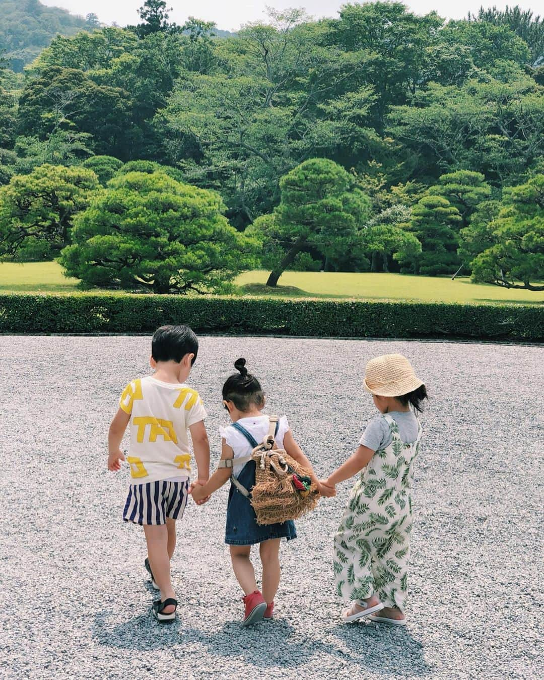 原田沙奈子さんのインスタグラム写真 - (原田沙奈子Instagram)「2日目はあさぼーが淹れてくれたコーヒーを飲んでから伊勢神宮へ。 外宮、内宮、猿田彦神社、夫婦岩とまわり最後はみんなで合宿するお宿へのコース。 暑い日だったのに凛として爽やかな空気が流れていて景色が透き通ってた。 鳥居をくぐる時にちゃんと帽子を取ってペコッて一礼して可愛いアマネ♡ 玉砂利で歩きにくいのか、3歩進んで2歩下がる…って感じですぐに抱っこ要請があったけど😑みんながいてくれたからなんとか楽しんで歩いてくれて良かったー。 （最後に知ったんだけど、かかとに靴擦れができるまで頑張ってくれてた…母さんすぐに気づいてあげられずごめんね😭） 今回、移動は貸切りバスに。 0歳〜5歳のチビたちと一緒に大荷物で一日中歩き回る自信のない私たちには最高の選択。 ドライバーのりょうへいちゃん！ ホントお世話になりました！！ 今回は3枚も集合写真あるなんて👏 後半のサボり具合ったら。笑 #伊勢神宮#伊勢神宮外宮#伊勢神宮内宮#夫婦岩#アマネの旅」6月24日 21時14分 - sanakoharada