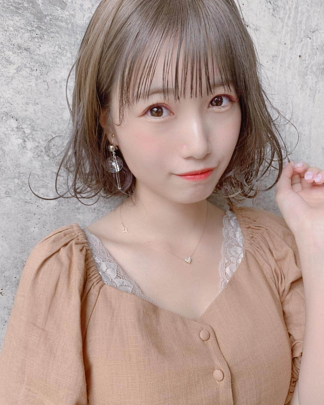 朝長美桜さんのインスタグラム写真 - (朝長美桜Instagram)「#わたるマジック にかかったよ〜〜🧚‍♀️﻿ 久しぶりにブリーチしました❤︎ ﻿ カラーの名前がとっても可愛いの🥰﻿ 「ロイヤルミルクティーカラーのミルク多め」﻿ ﻿ 透明感たっぷりでとっても可愛い髪色にして頂きました！ わたるさん(@cachetaro )お任せカラーです🌷✨﻿ ﻿ スタイリングに使っている﻿ わたるさんが作られた #カシュカシュバター が﻿ 最高です❤︎﻿ 香りがアロマっぽくて塗っていて﻿ 幸せな気持ちになりました🌱﻿ ﻿ @wataru_magic  #cachecache#美容室#カシュカシュ#わたるマジック#わたるフィルター#whoswhochico#フーズフーチコ」6月24日 21時16分 - miochan_0517