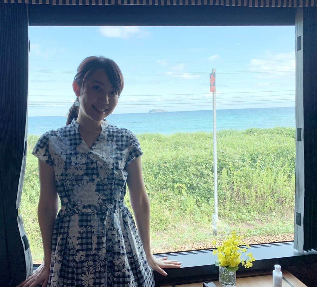 須黒清華のインスタグラム：「昨日まで、ロケで列車の旅に出ていました🚆✨ 天気が良くて、海がとーっても綺麗だった✨ . さ、今日もWBS頑張ります😊」