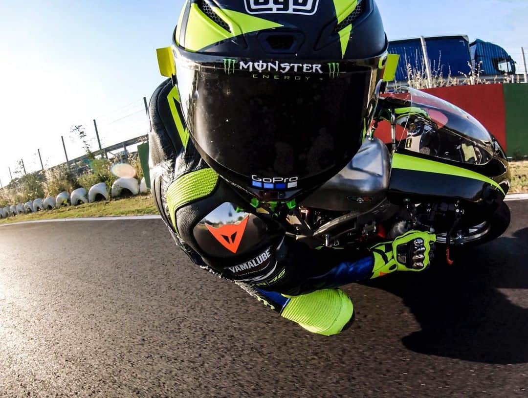 バレンティーノ・ロッシのインスタグラム：「Quando entri al limite nella prima destra del Jeepers ma quello col camion blu ti passa all’esterno 🤔 📸 by @gopro」