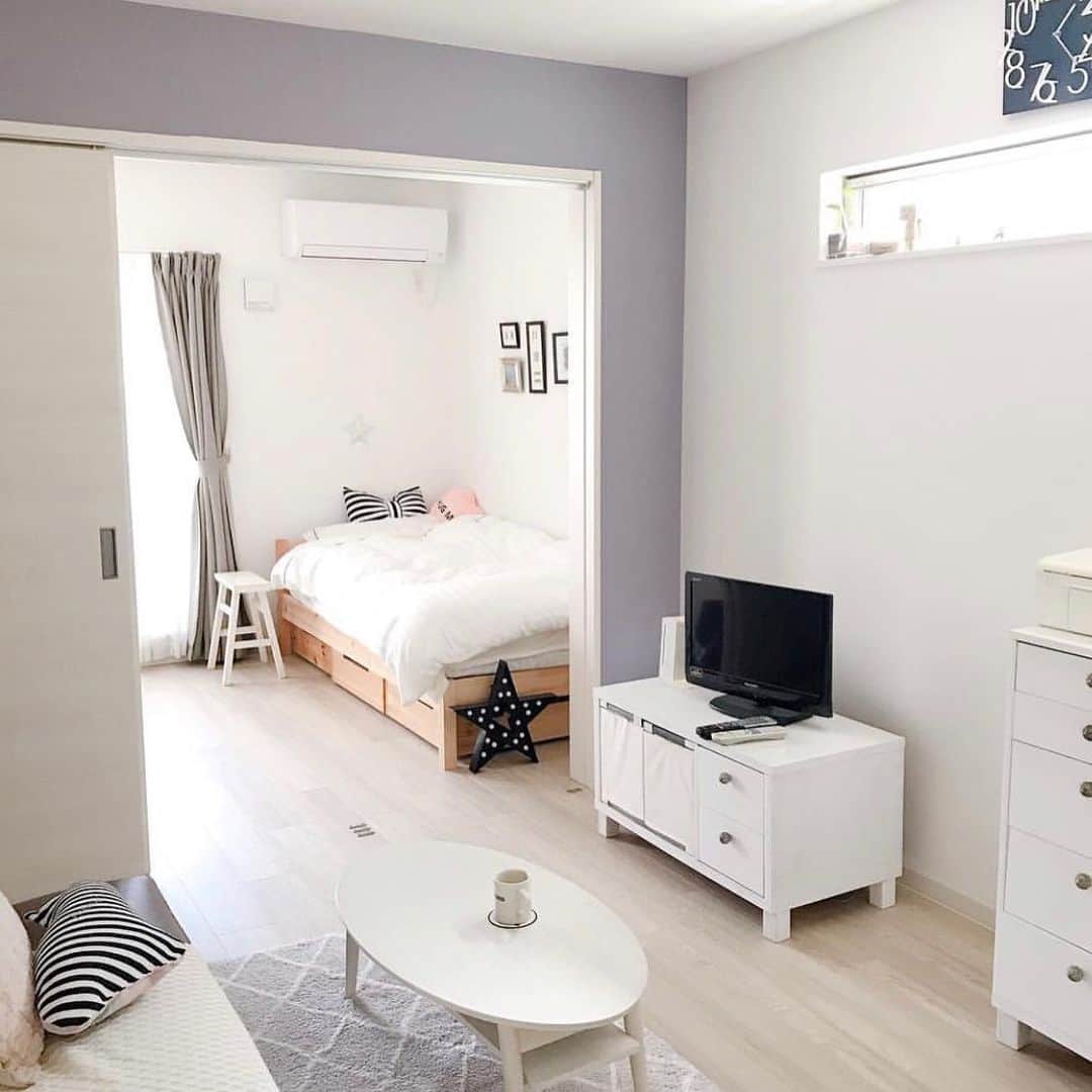 Maison Able Clubさんのインスタグラム写真 Maison Able Clubinstagram 壁紙がおしゃれなお部屋 お部屋づくりのポイント ウォールペーパー 壁紙を少し変えるだけでお部屋の雰囲気もガラッと変わる パープル味のあるグレーの壁紙とホワイト