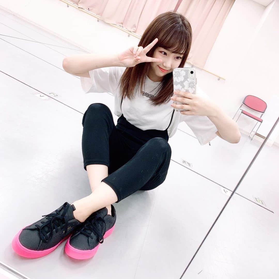 加藤夕夏さんのインスタグラム写真 - (加藤夕夏Instagram)「﻿ ﻿ ﻿ pink💗👟﻿ ﻿ ﻿ ﻿ #sneaker﻿ #adidas﻿ #ダンス﻿ #ootd﻿ #うかしふく #日焼け止めで黒いズボンちょっと白くなってる」6月24日 21時21分 - uuka_nmb