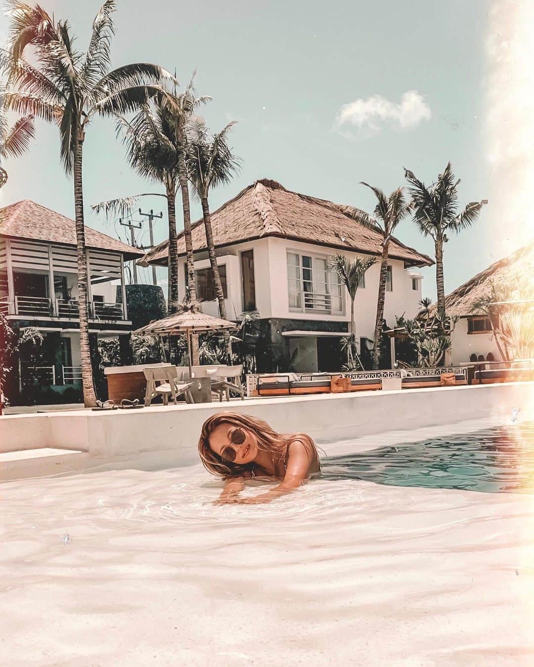 のインスタグラム：「🌴 . . resort pool❤︎ ロケーション最高だわ はやく梅雨明けて〜 楽しみがまた1個ふえたの😭←お気付きの方もw もう夏が待てない😭 . #ulucliffhouse」