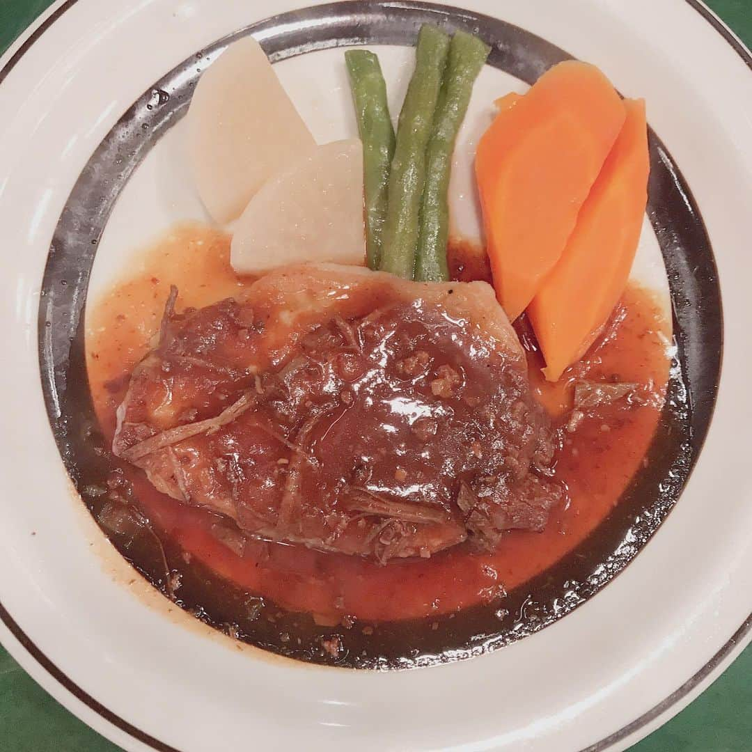 Sachiさんのインスタグラム写真 - (SachiInstagram)「My best ! . #大好きなご飯屋さん 近所の、ボラーチョ #シーフードサラダ サラダはマスト！ #ナスグラタン #サーモンステーキ #ポークソテー この3つをローテーション . 最近はポークソテーが多い。 多い時は週1行くよ🌼 . #tokyo #sachiは食いしん坊」6月24日 21時22分 - sattyyyyy