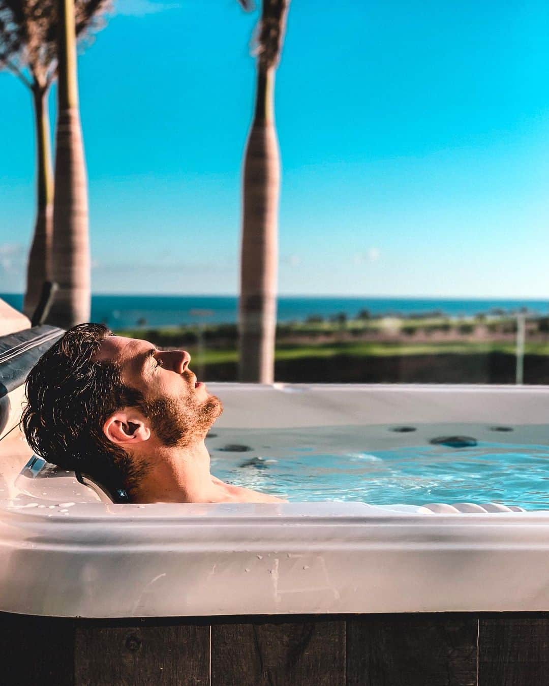 イバイ・ゴメスのインスタグラム：「Time to relax 💆🏼‍♂️☀️」